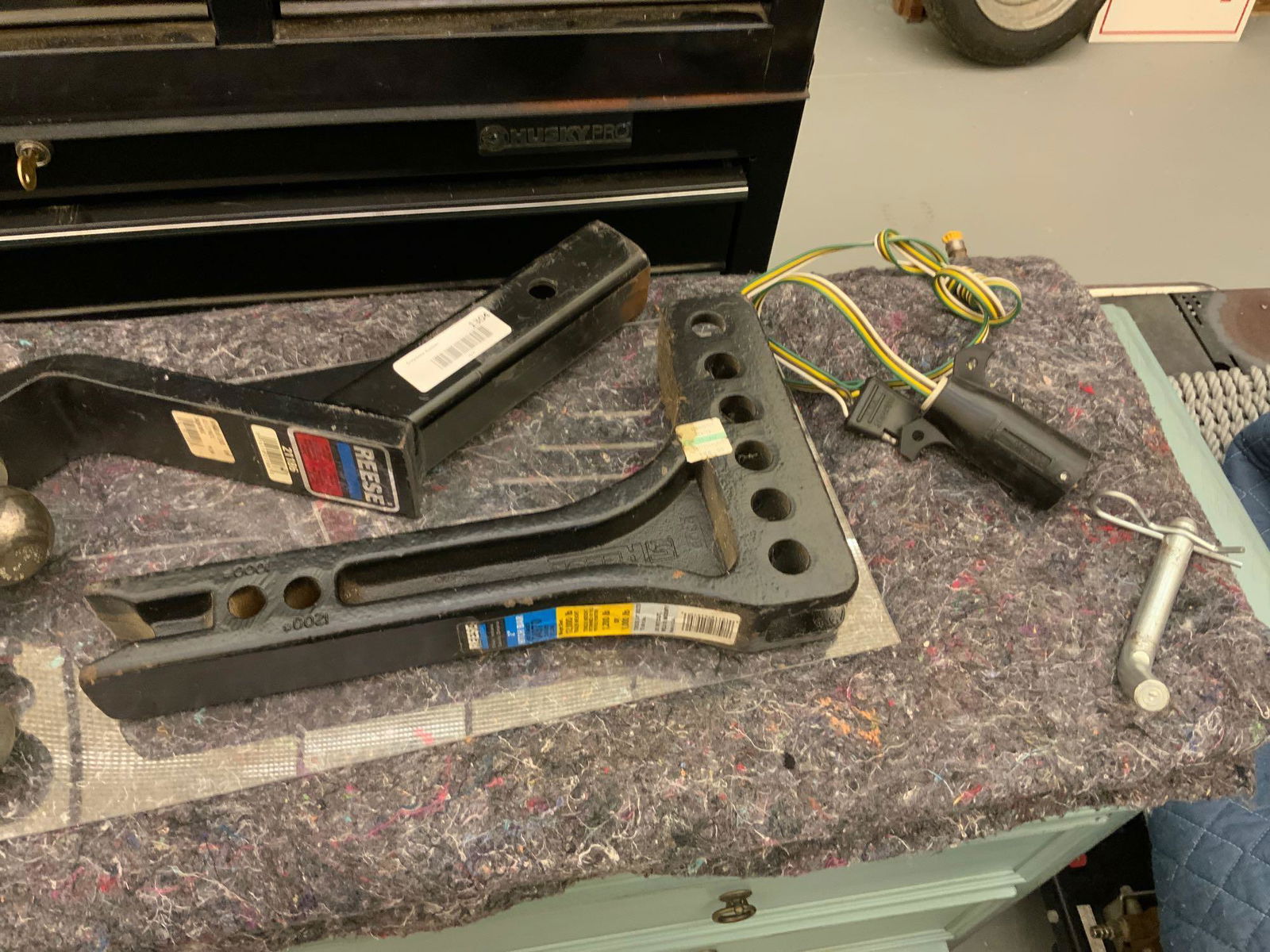 Trailer ball hitch and accessories: Trailer ball hitch and accessories Reese hitch bar with ball 2 inch hitch bar by Reese plug lock key, and five balls