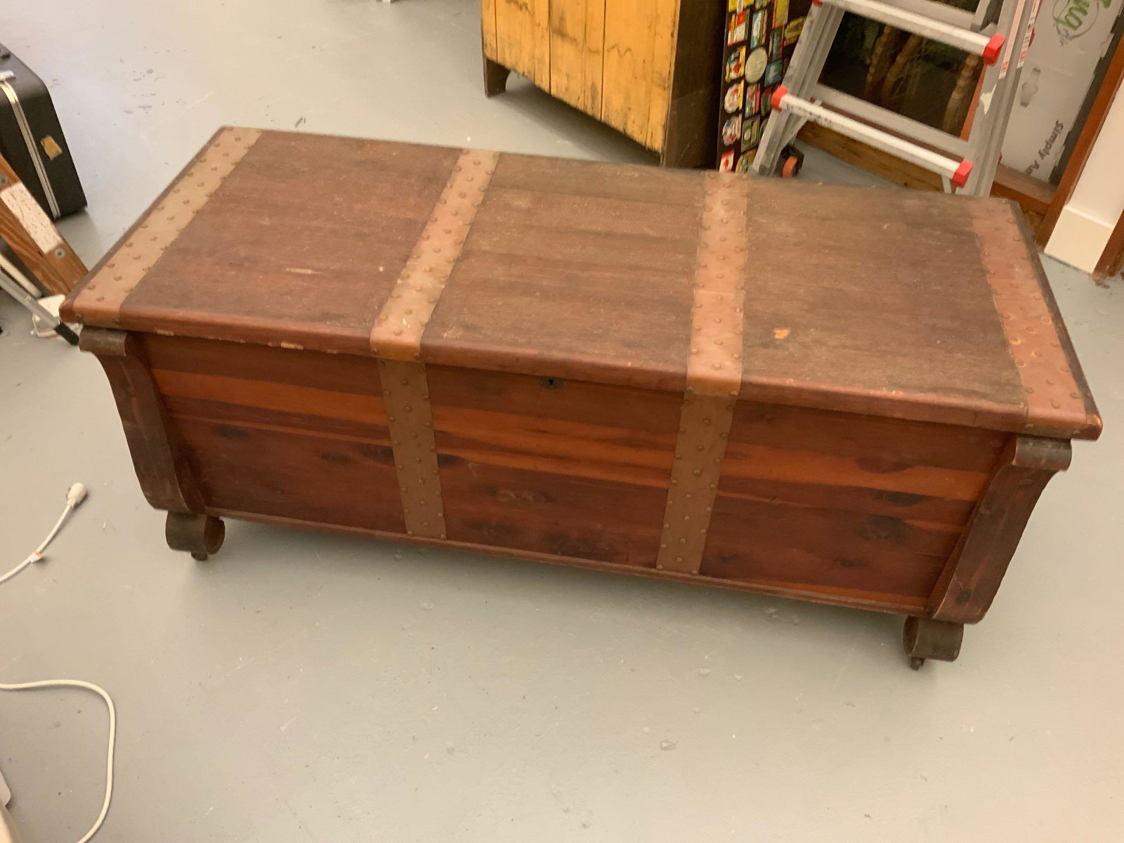 Large cedar line Piedmont box made in Statesville North: Large Piedmont red cedar chest company Statesville North Carolina has the top shelf and metal rivets condition in good shape no cracks or breaks very large box with keys approximately 26 inches high b