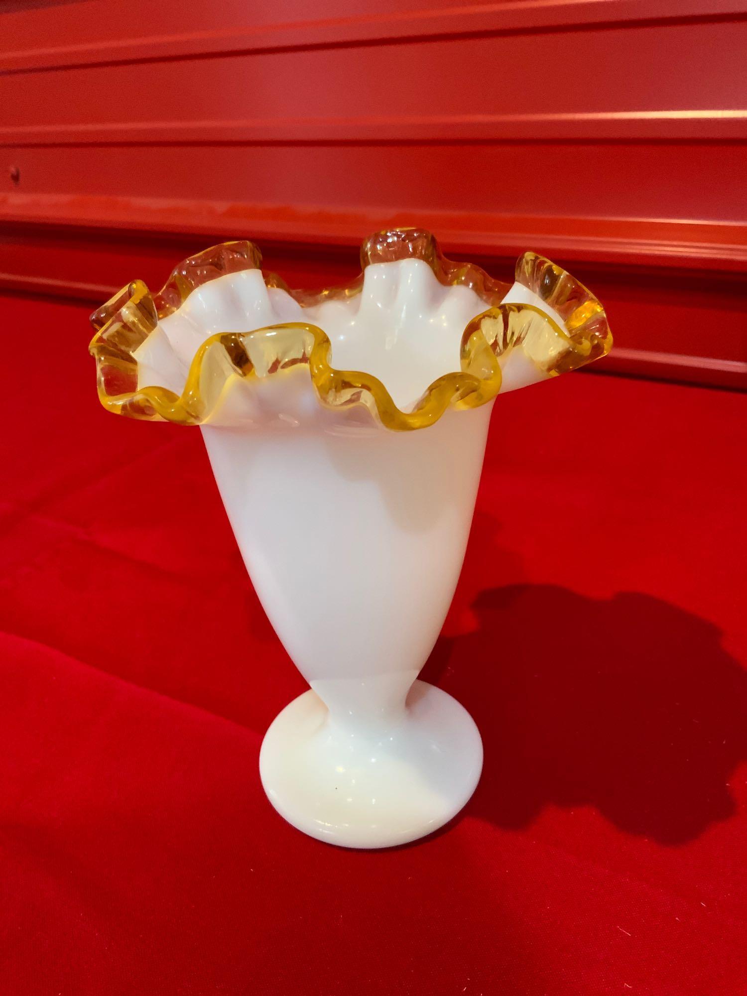 Fenton gold crest ruffled vase (1 of 4)