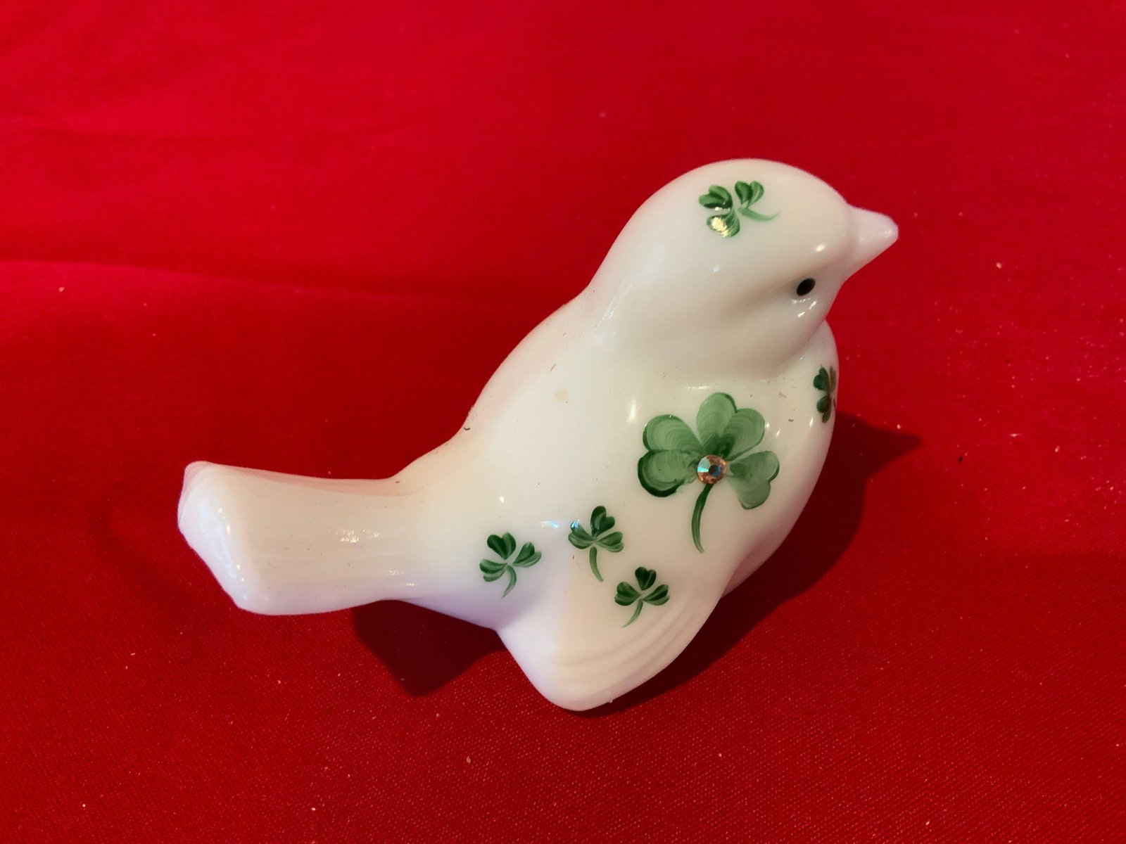 Fenton, milk glass Irish bird: Fenton, milk glass Irish bird, in great condition no chips or cracks