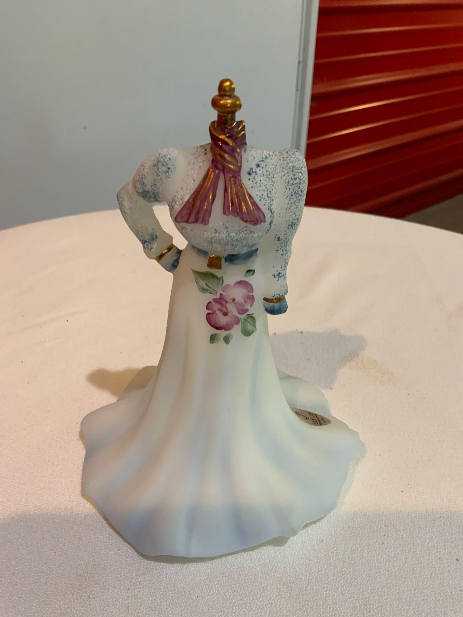Fenton, Gibson girl: Fenton, Gibson girl, Handpainted and Signed by the artist number #170 of #4750 with stand and box in great condition no chips or cracks