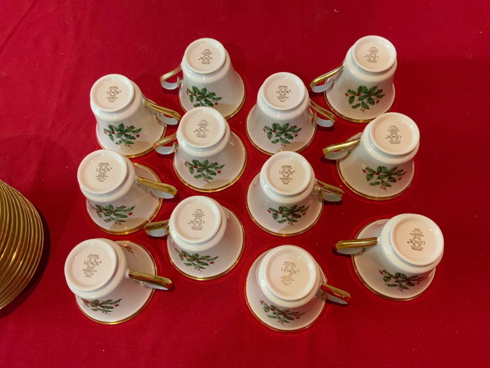 Lot of 12 tea/coffee cups with saucers: Lot of 12 tea/coffee cups with saucers, no grazing cracks or chips in great condition like new