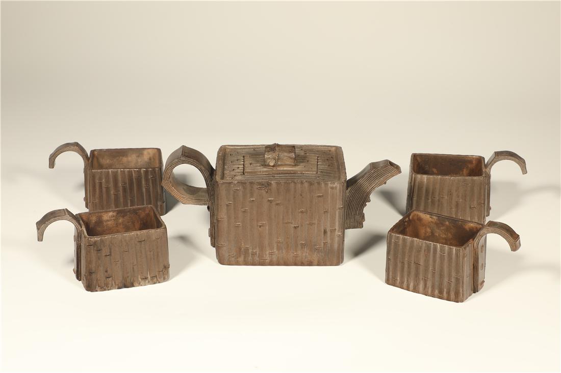 A SET TEAPOT AND TEACUPS. (1 of 9)