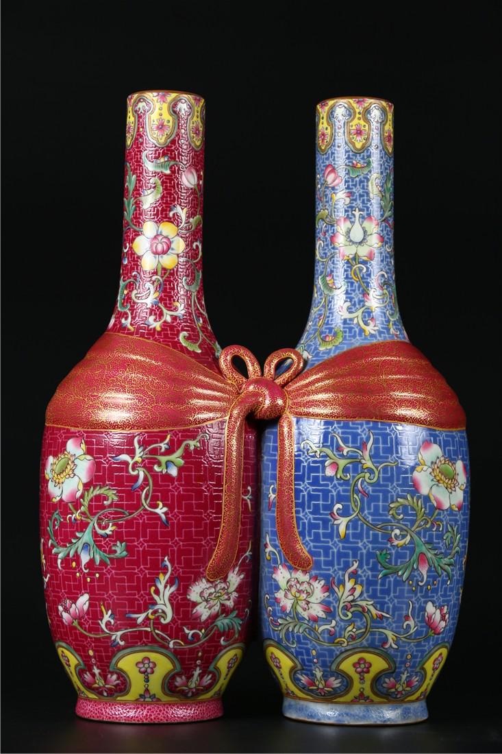 A ENAMELED CONJOINED DISPLAY BOTTLE (1 of 9)