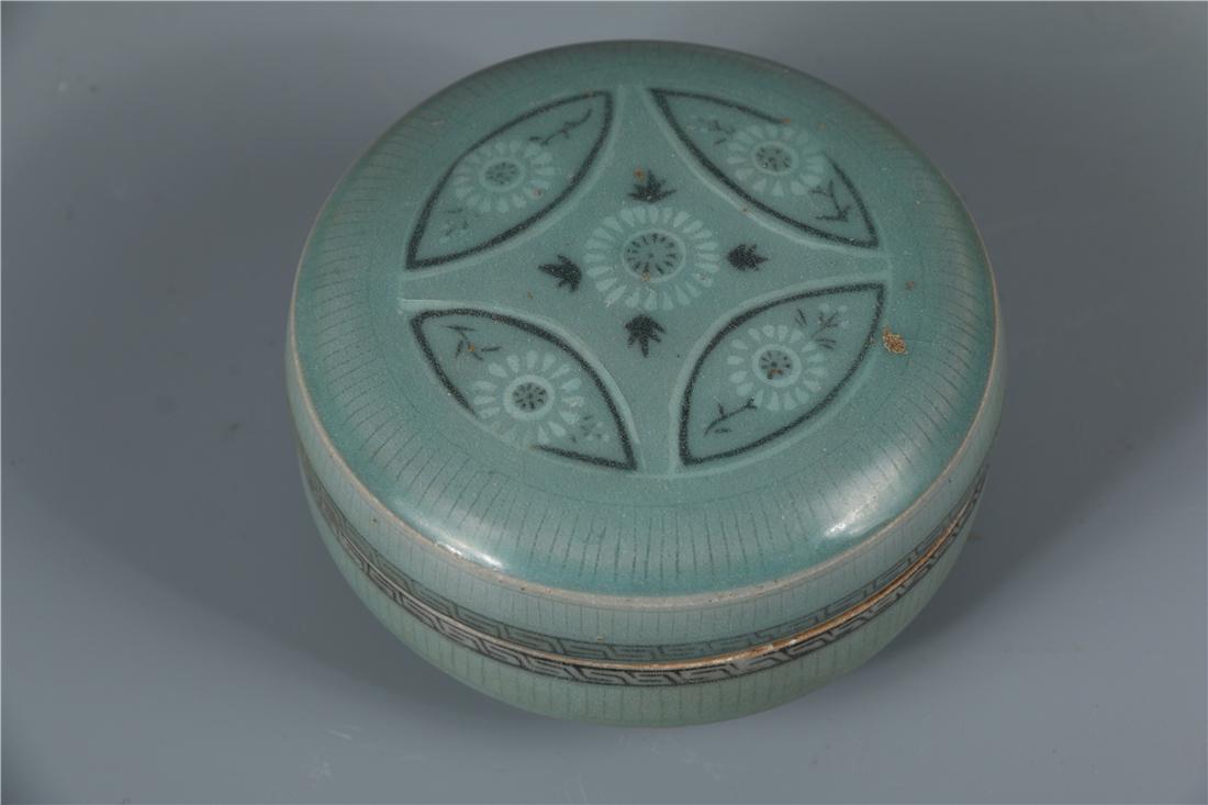 A YUE KILN POWDER BOX (1 of 7)