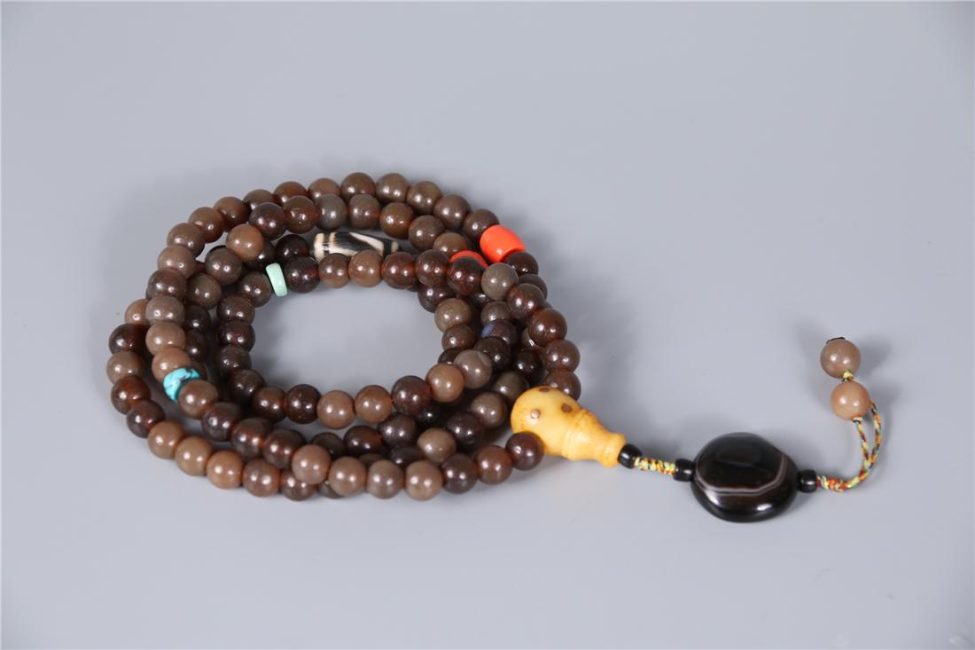 A STRING OF AGATE BUDDHA BEADS (1 of 7)