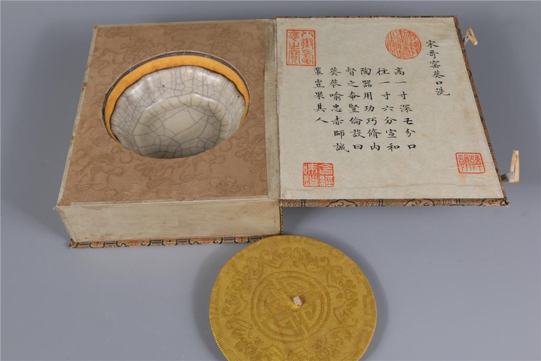 A SUNFLOWER SHAPED PORCELAIN BRUSH WASHER (1 of 8)