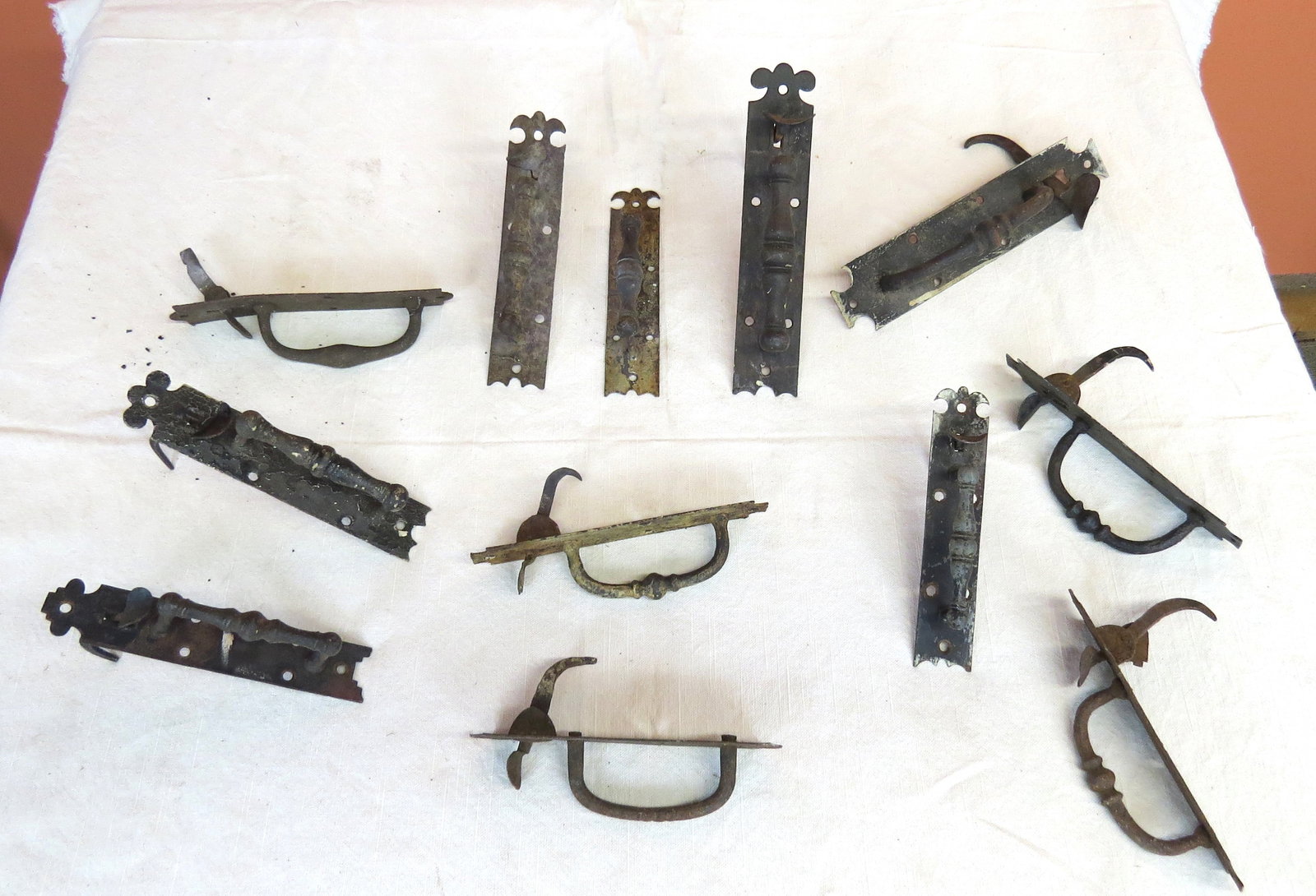 Lot of Suffolk and Norfolk latches: Lot Suffolk and Norfolk latches, 6” – 9”