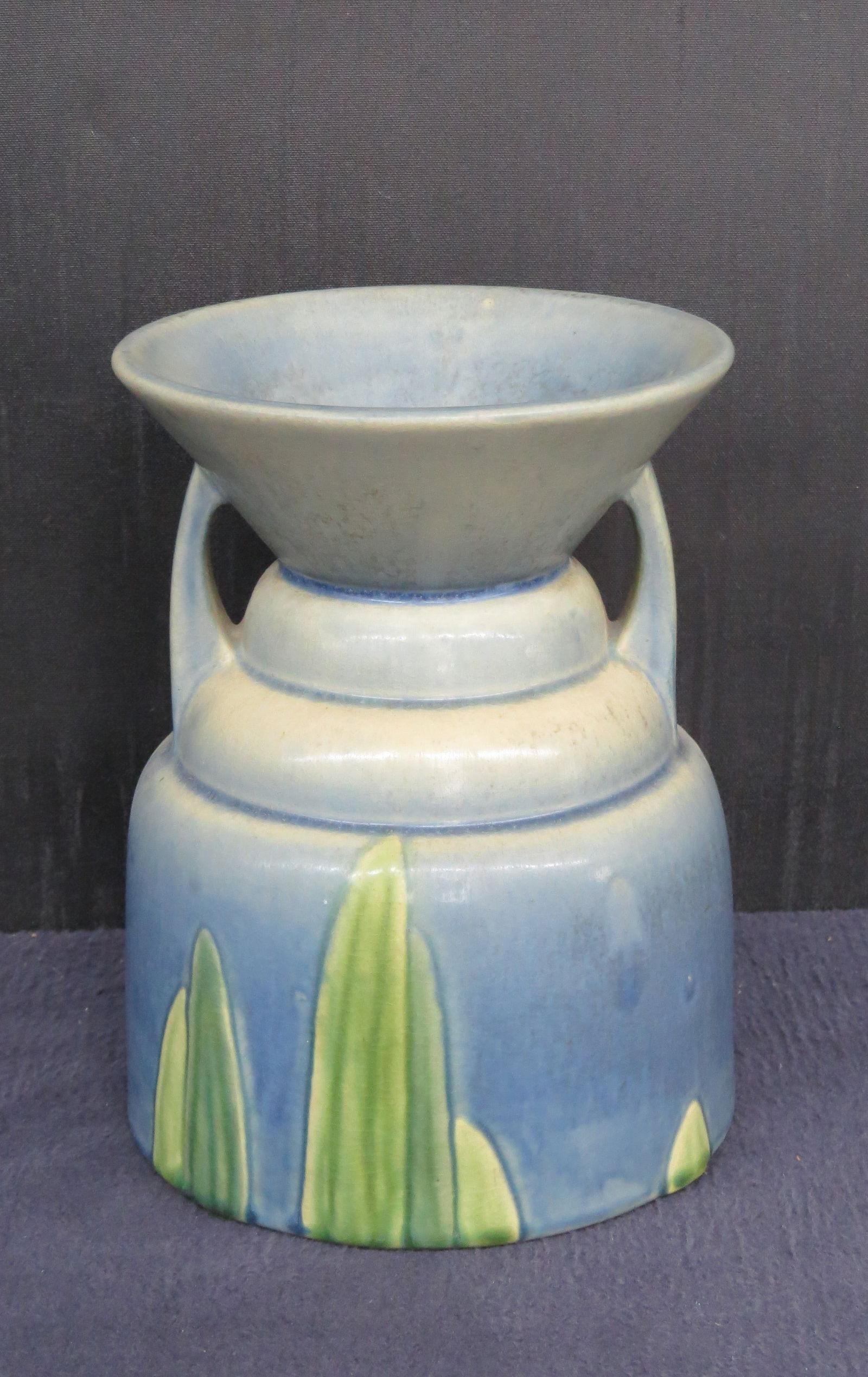 Roseville Pottery pot in the Futura pattern (1 of 3)