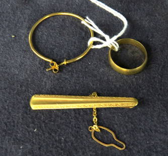 Lot 18K gold jewelry pieces: Lot 18K gold, wedding band, ear ring and gold bar pin, total weight 6.73 dwt