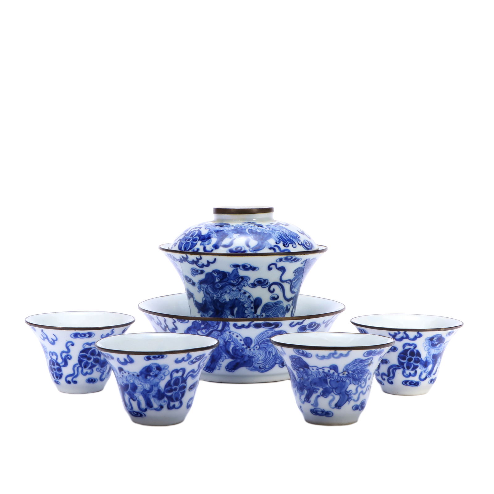 A tea set with blue and white lion and hydrangea pattern: Height 10cm Width 11cm Size varies