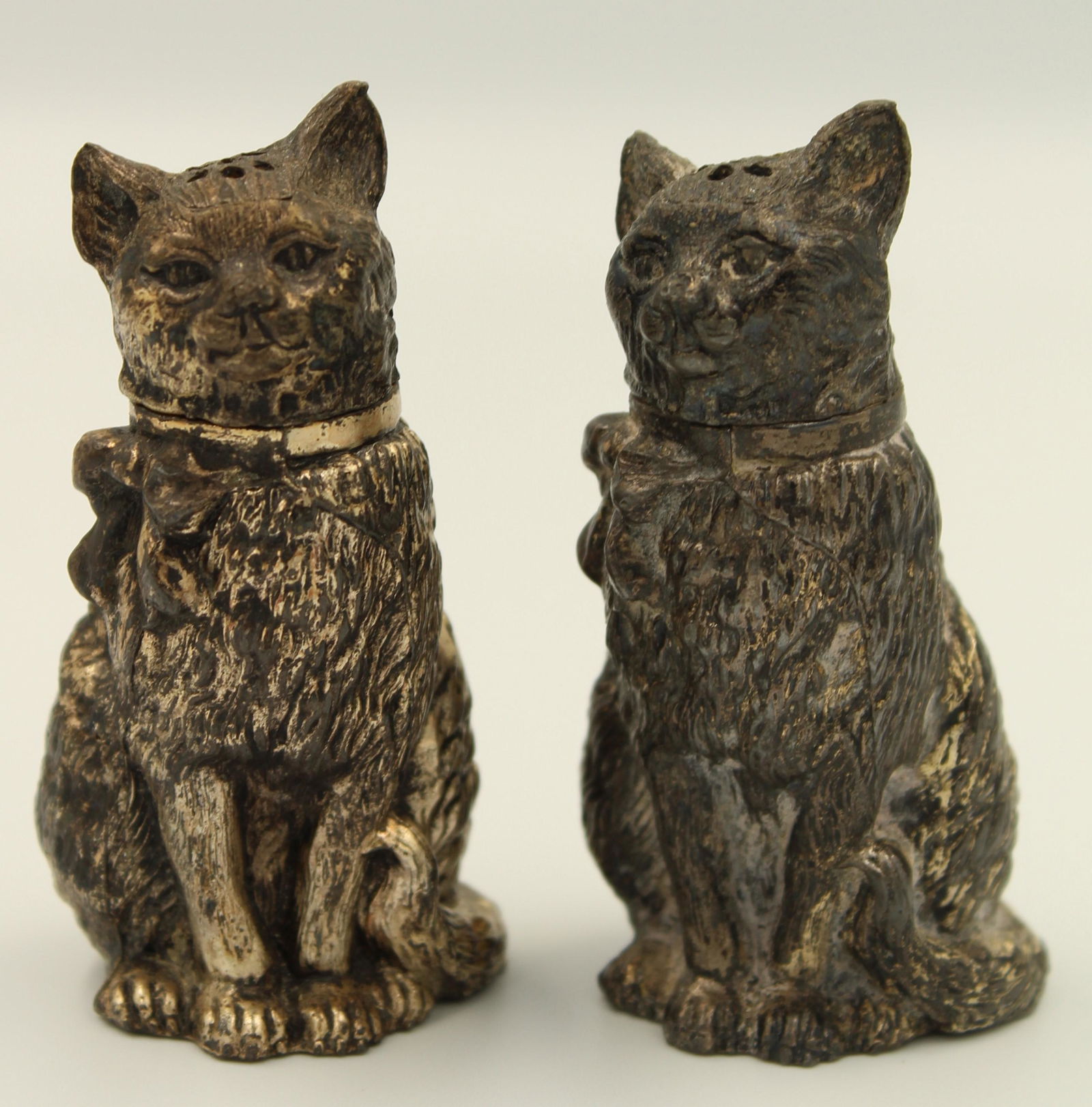 Pair Victorian Silverplate Cat Salt Shakers (1 of 4)