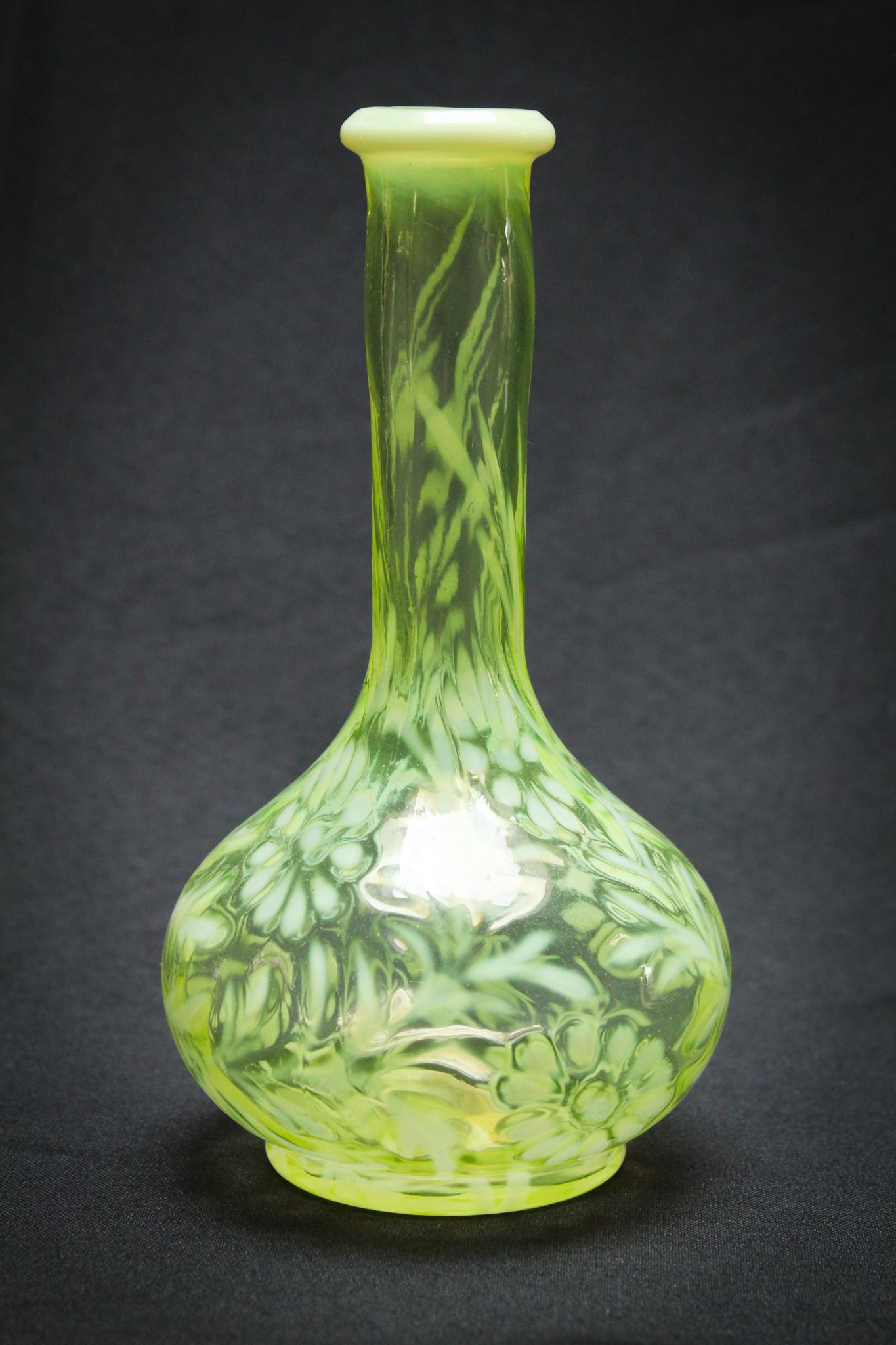 Rare Victorian Vaseliine Opalescent Daisy & Fern Barber (1 of 3)