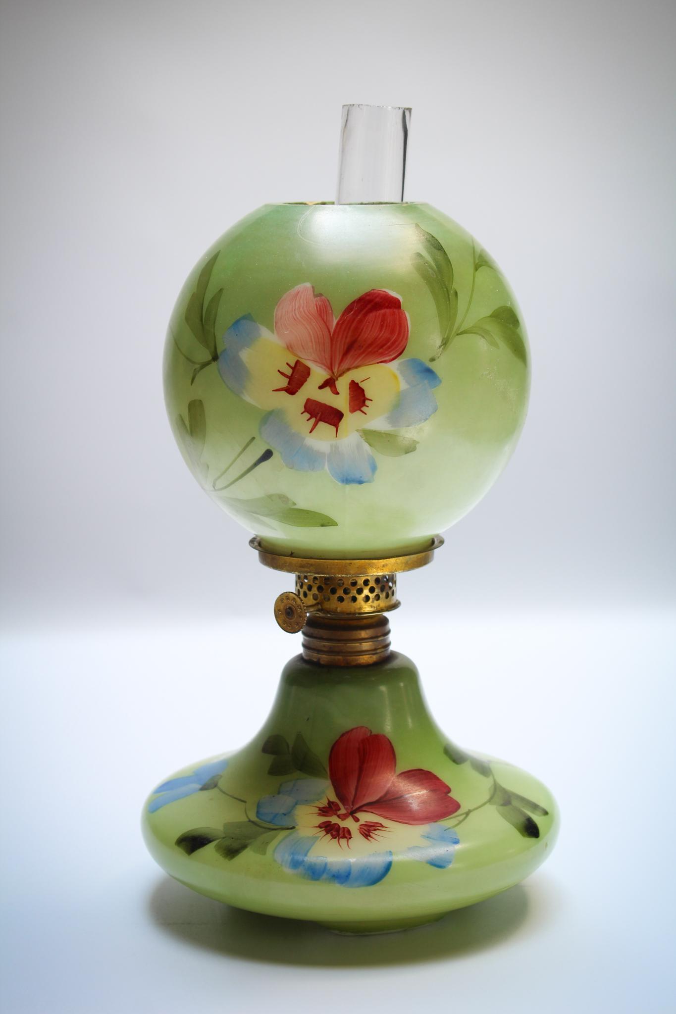 Pairpoint Pansy Miniature Victorian Oil Lamp: A beautiful Pairpoint Pansy dÃ©cor Miniature Oil lamp. Nice example. Great color! Measures: 8" tall, 5" wide. Condition: Excellent
