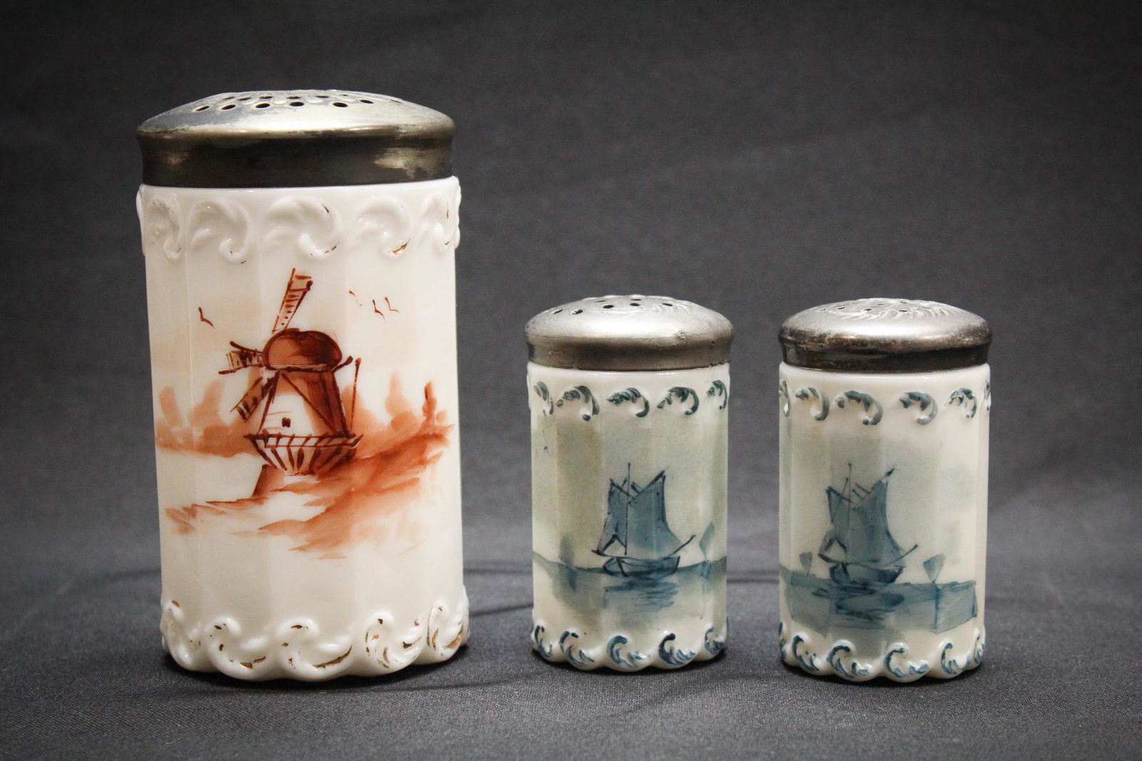 3 Victorian Pairpoint Deflt decoration Shakers (1 of 3)