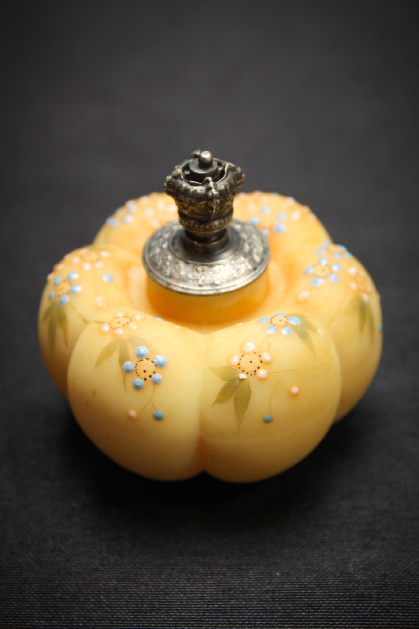 Rare Mt. Washington Tomato form Perfume (1 of 3)