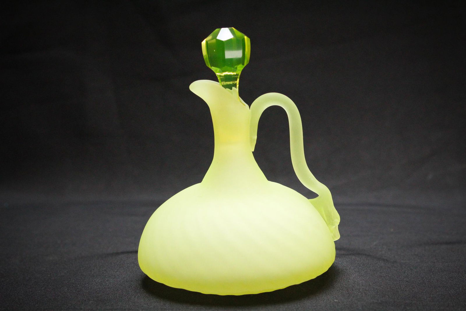 Rare Hobb's Vaseline Satina Swirl Swansbill Cruet (1 of 5)