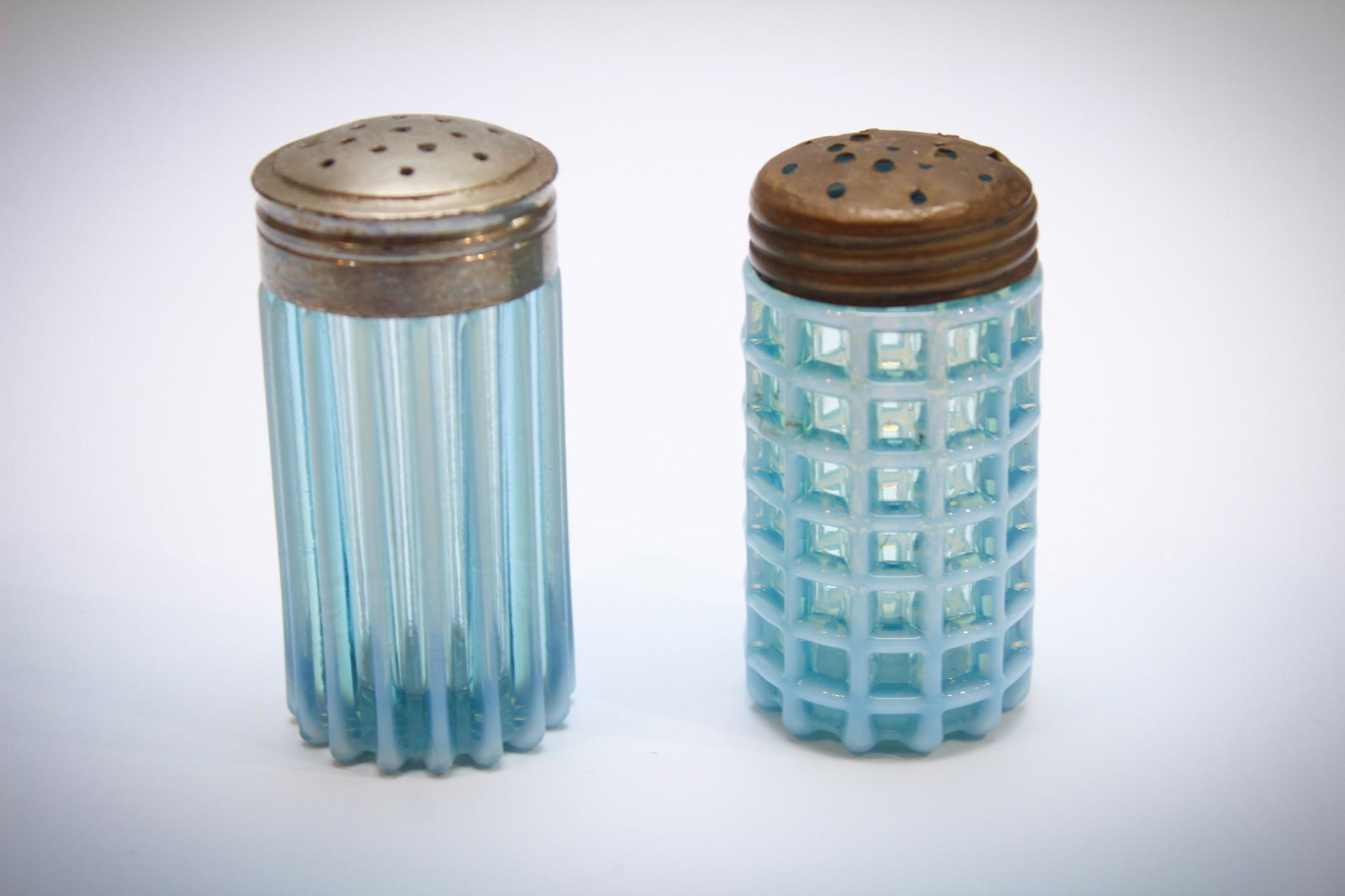 Lot 2 pcs Beatty Opalescent Victorian Shakers: These are nice shakers folks. Offered is a Beatty Honeycomb and also a Beatty Rib example. Tough shakers if you need them. Tallest measures 3" high.