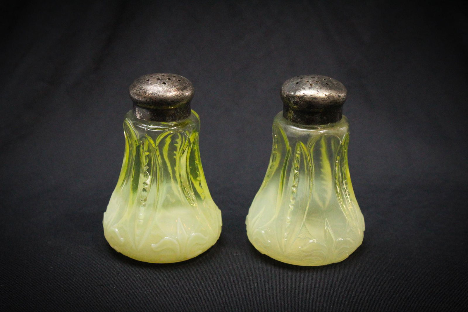 Pr. Vaseline Opalescent Jefferson Victorian shakers (1 of 3)