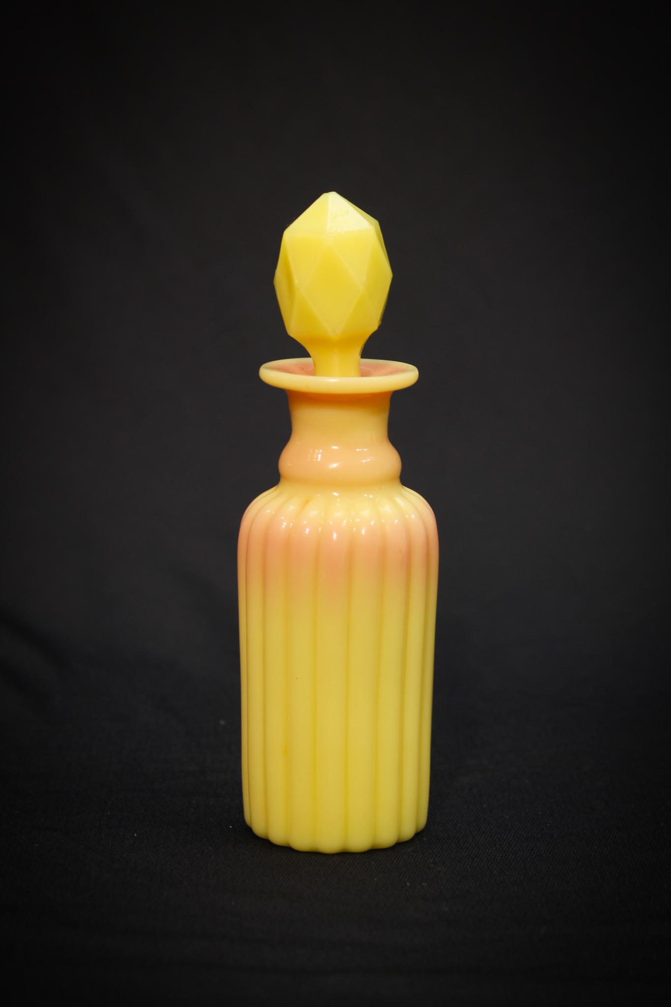 Scarce Mt. Washington glass glossy burmese bottle (1 of 5)