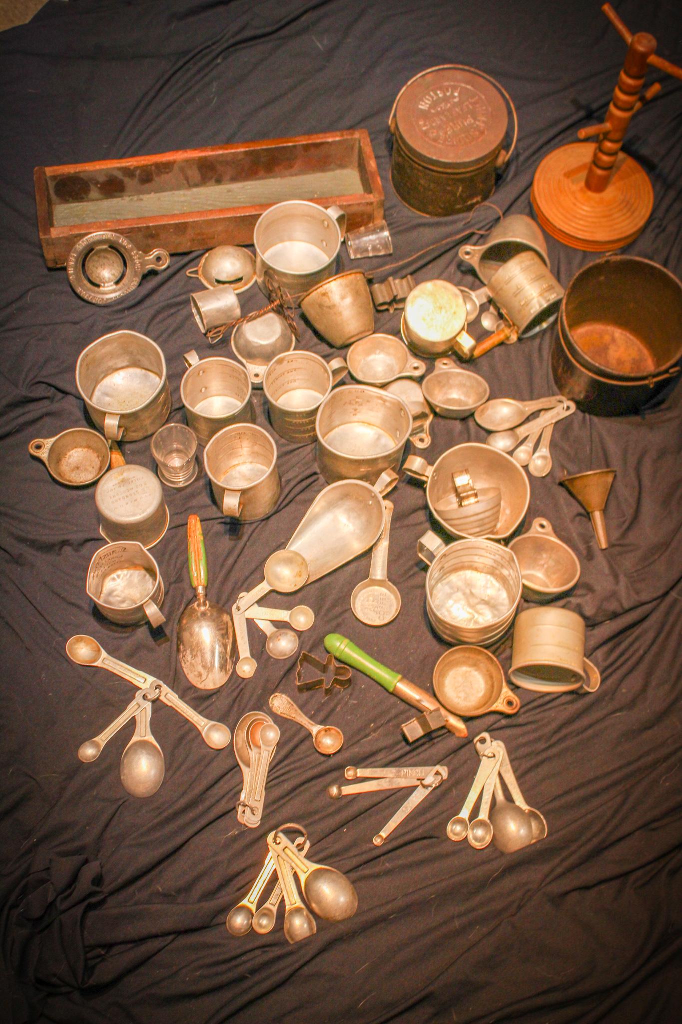 Lot of antique primitive Kitchen measuring items (1 of 6)