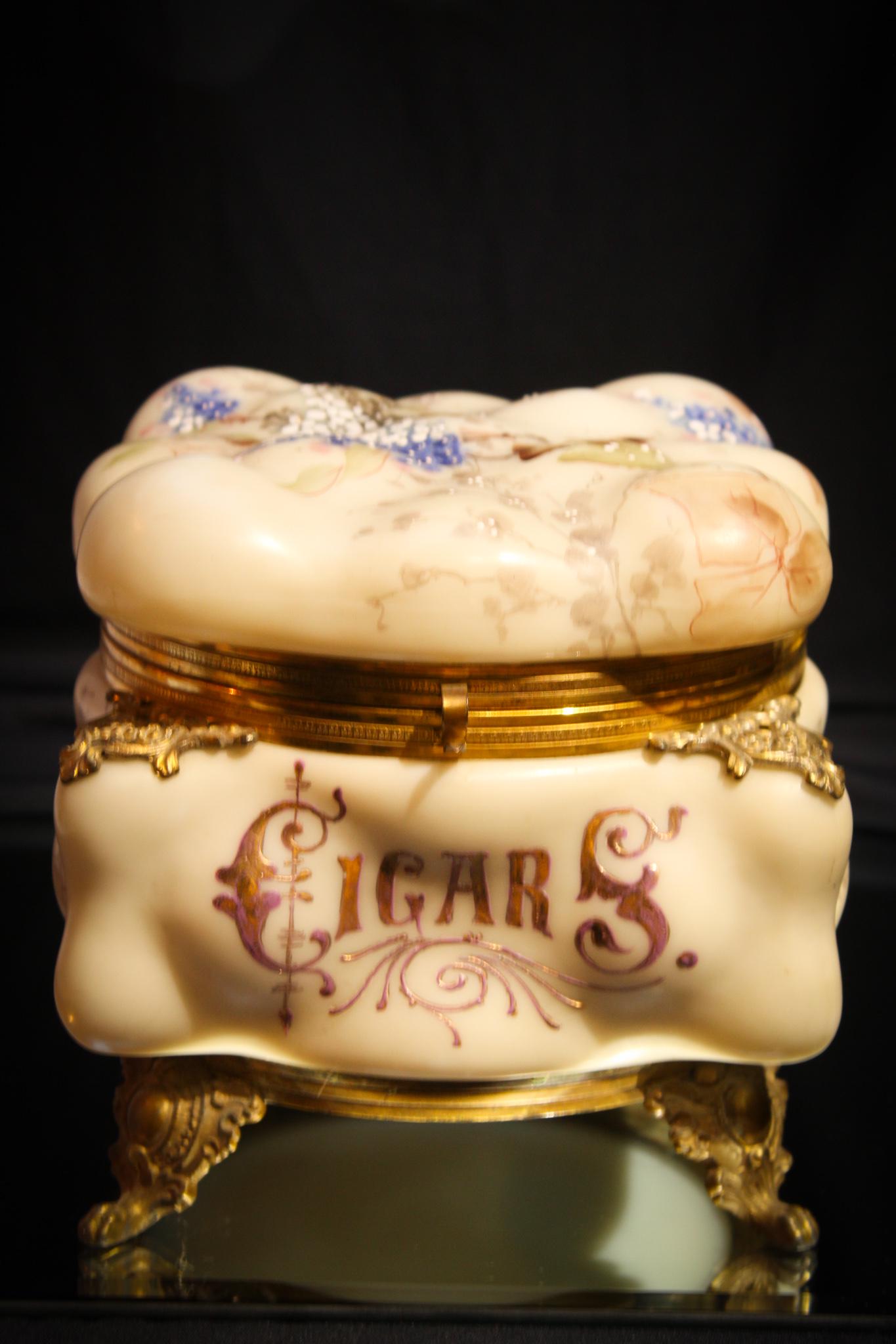 Fantastic Wavecrest Victorian Lilac Cigar Humidor Box: OMG. This is sooooo beautiful. You could never say it wasn't. This unusual Large Wavecrest egg crate mold Cigar humidor box is over the top scrumptious. Decorated with a profusion of purple lilacs and