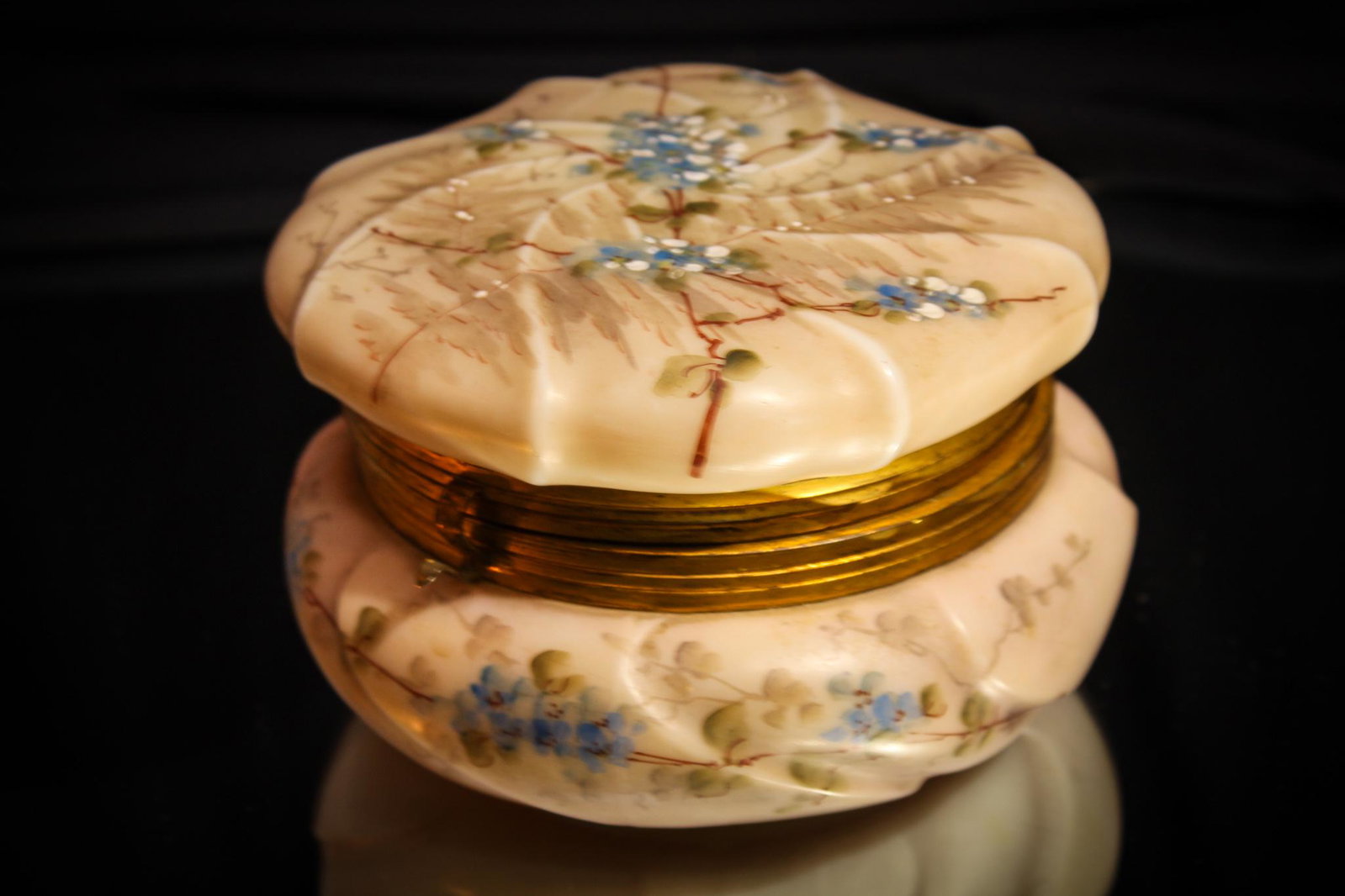 Wavecrest Swirl Wig Box: So often seen. This is a sweet box for anything from a puff, to powder, spare keys, a wig, to those Cheetos you hide at night when you get that secret craving you don't want your spouse to know about.