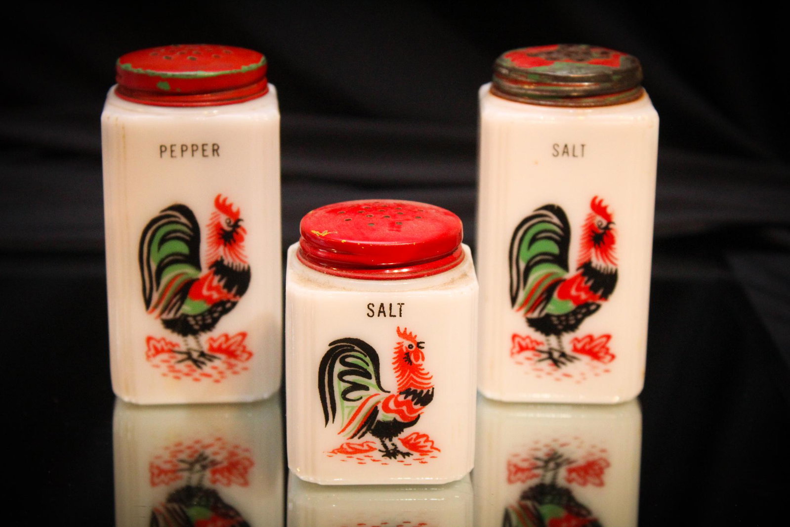 3 pc Lot Kitchen Tipp City Glass Rooster Decor: Chicken tonight for dinner? If so, pull these off the shelf. A cute lot of Rooster dÃ©cor Tipp City Glass shakers. Tallest measures 4" tall.