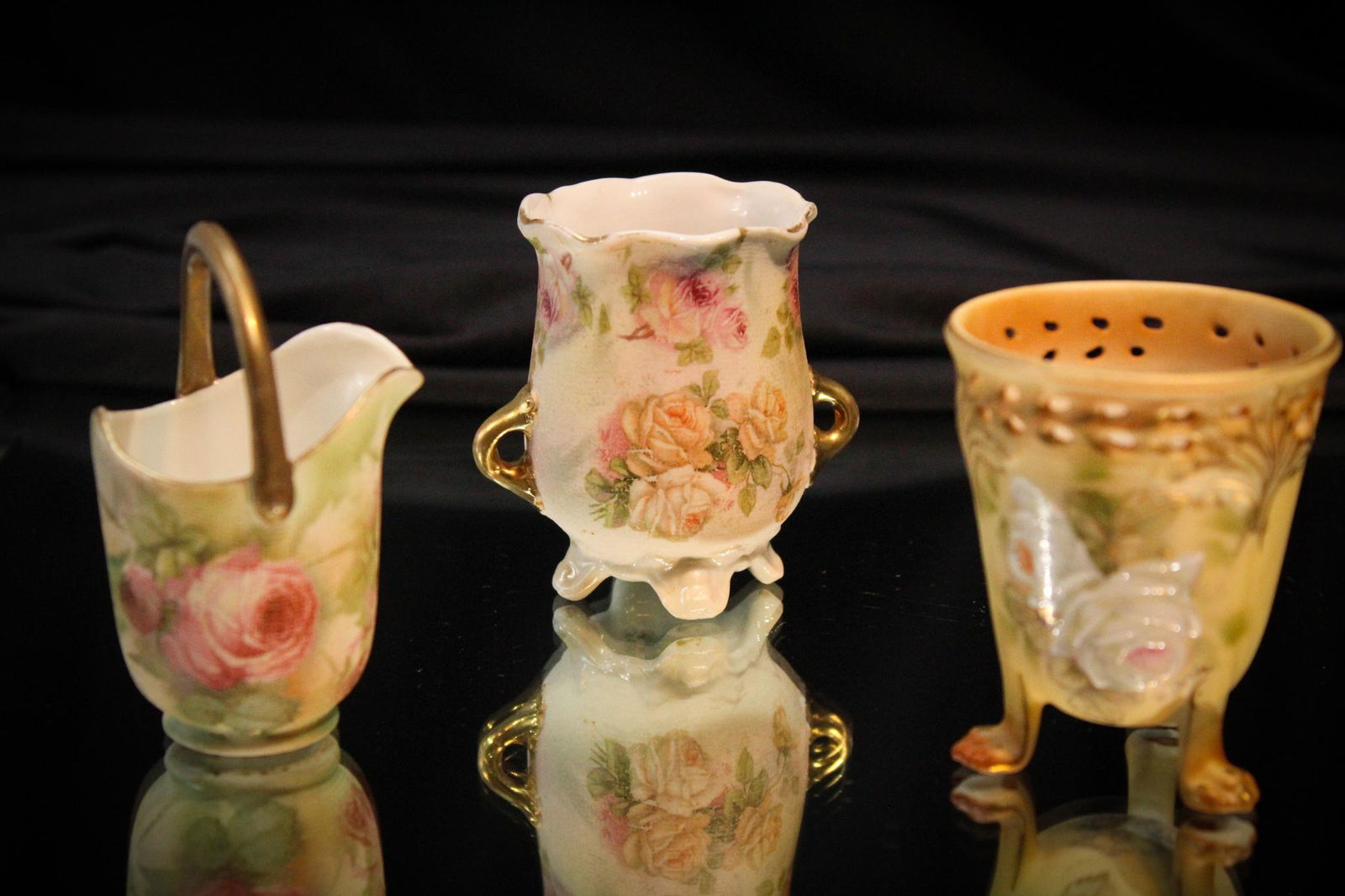 3 pc Lot Royal Bayreuth Rose Decor Toothpick Holders: Now on to these gems. We have a nice selection of Royal Bayreuth toothpick holldeers and more in this sale don't we. Do you ask yourself, auction after auction, how do they come up with such wonderful