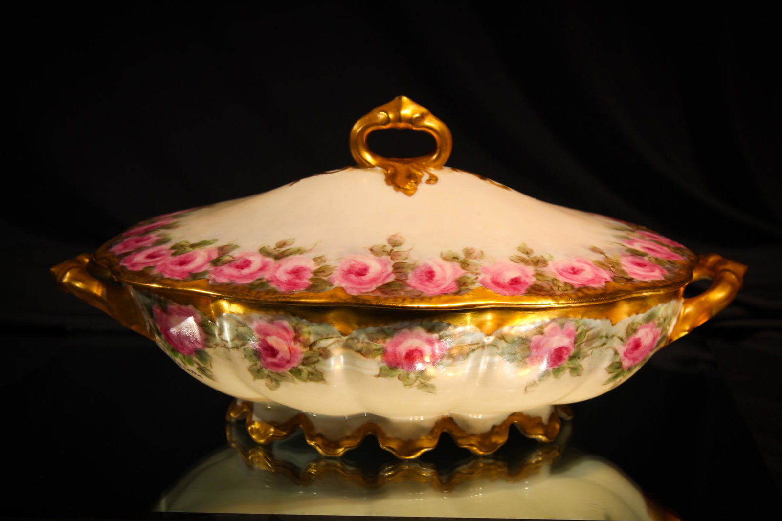 Haviland France Roses decor Porcelain Turreen: Incredible signed Haviland france for Memphis Queensware roses dÃ©cor covered turreen. Vivvid roses adorn this pieces. Measures 5 1/2" tall. Killer piece.
