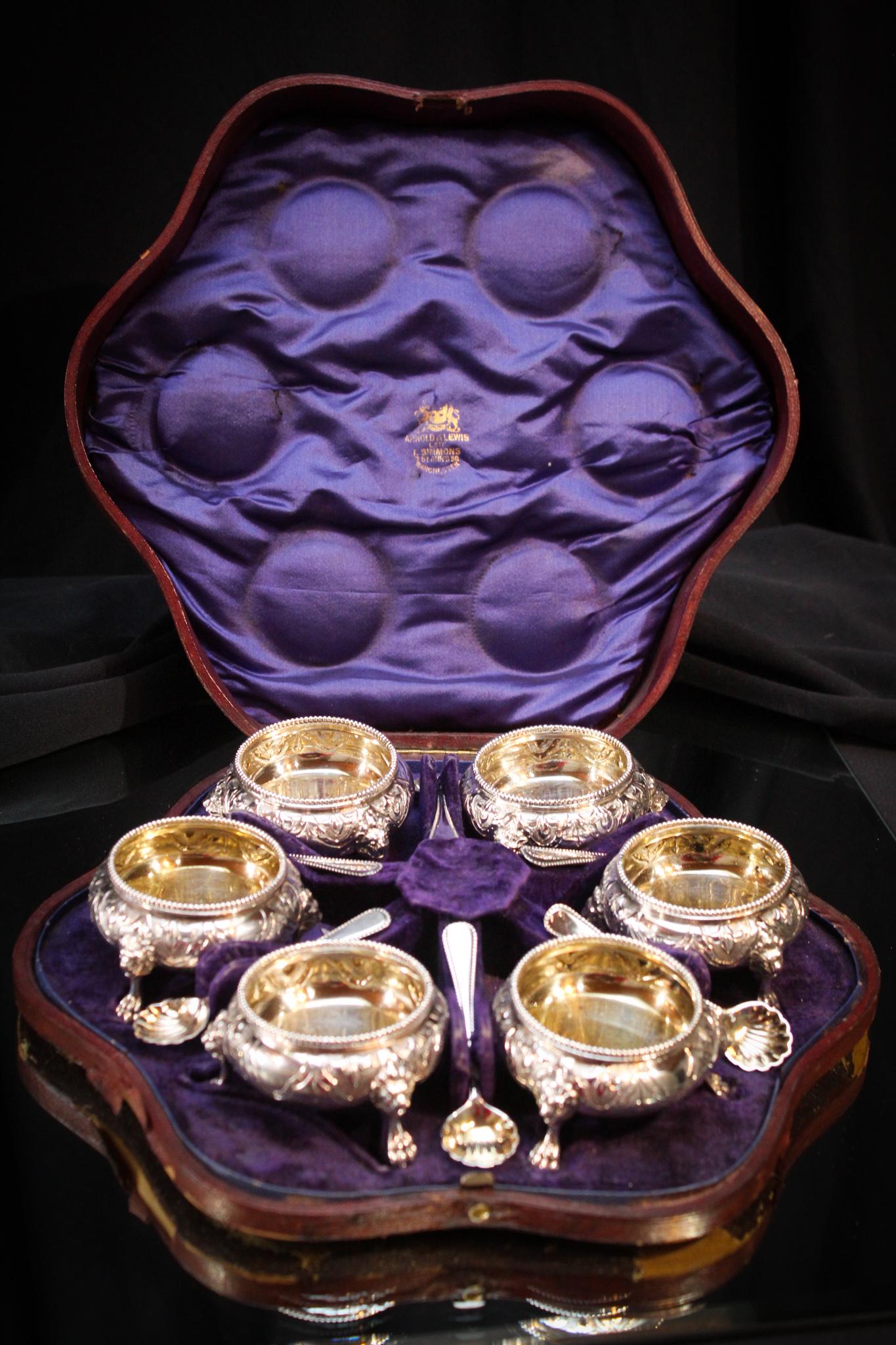 Arnold Lewis Manchester Master salt and spoon set: Signed Arnold Lewis Manchester case Master salt and spoon set. Nice set. It is not sterling. Velvet lined case.