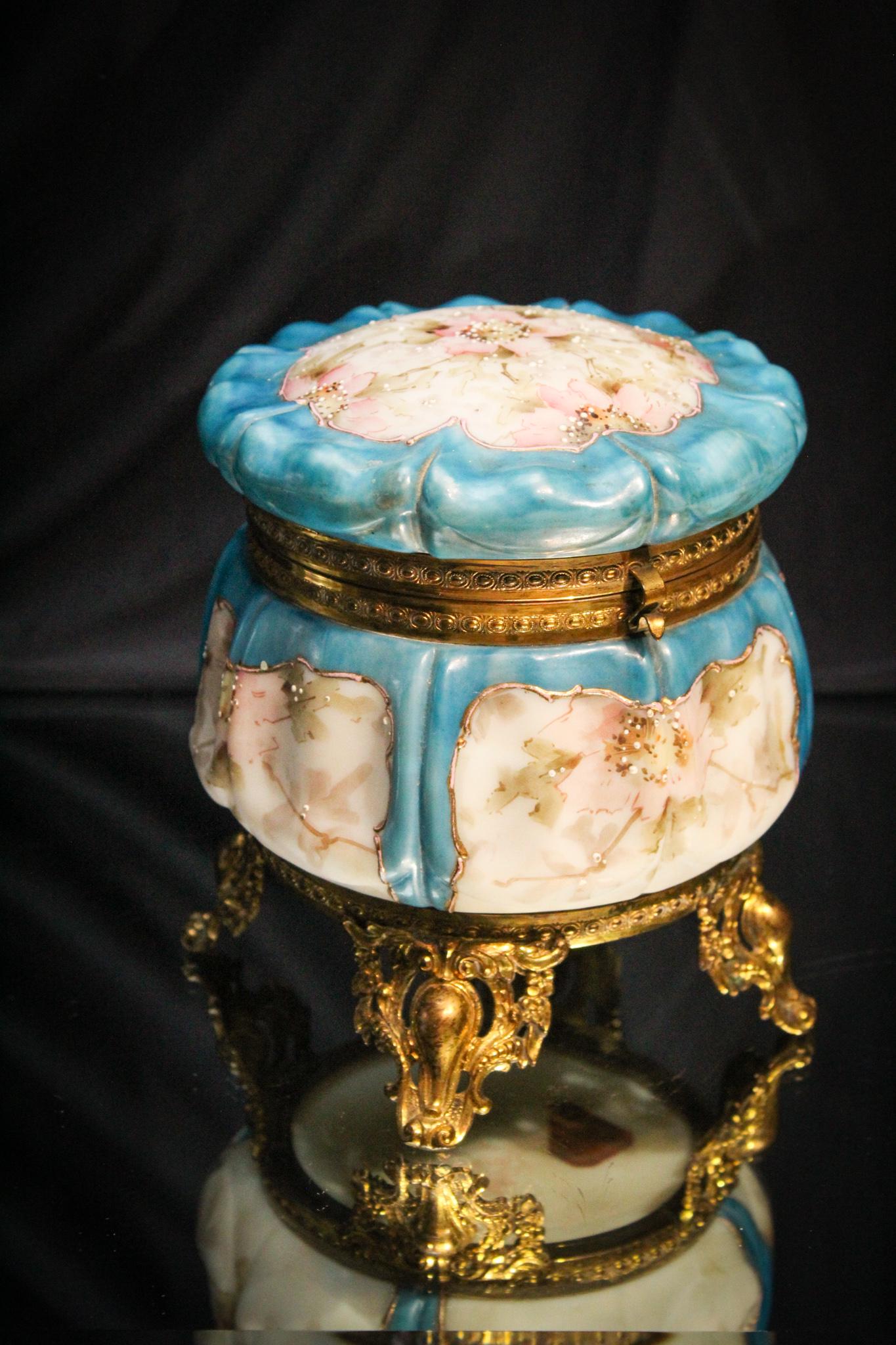 Stunning Wavecrest Ormulu Box (1 of 5)