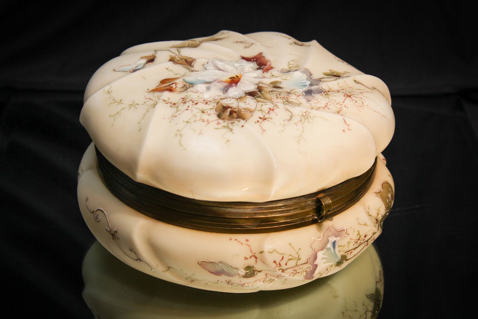 Large Wavecrest swirl Dresser box (1 of 6)