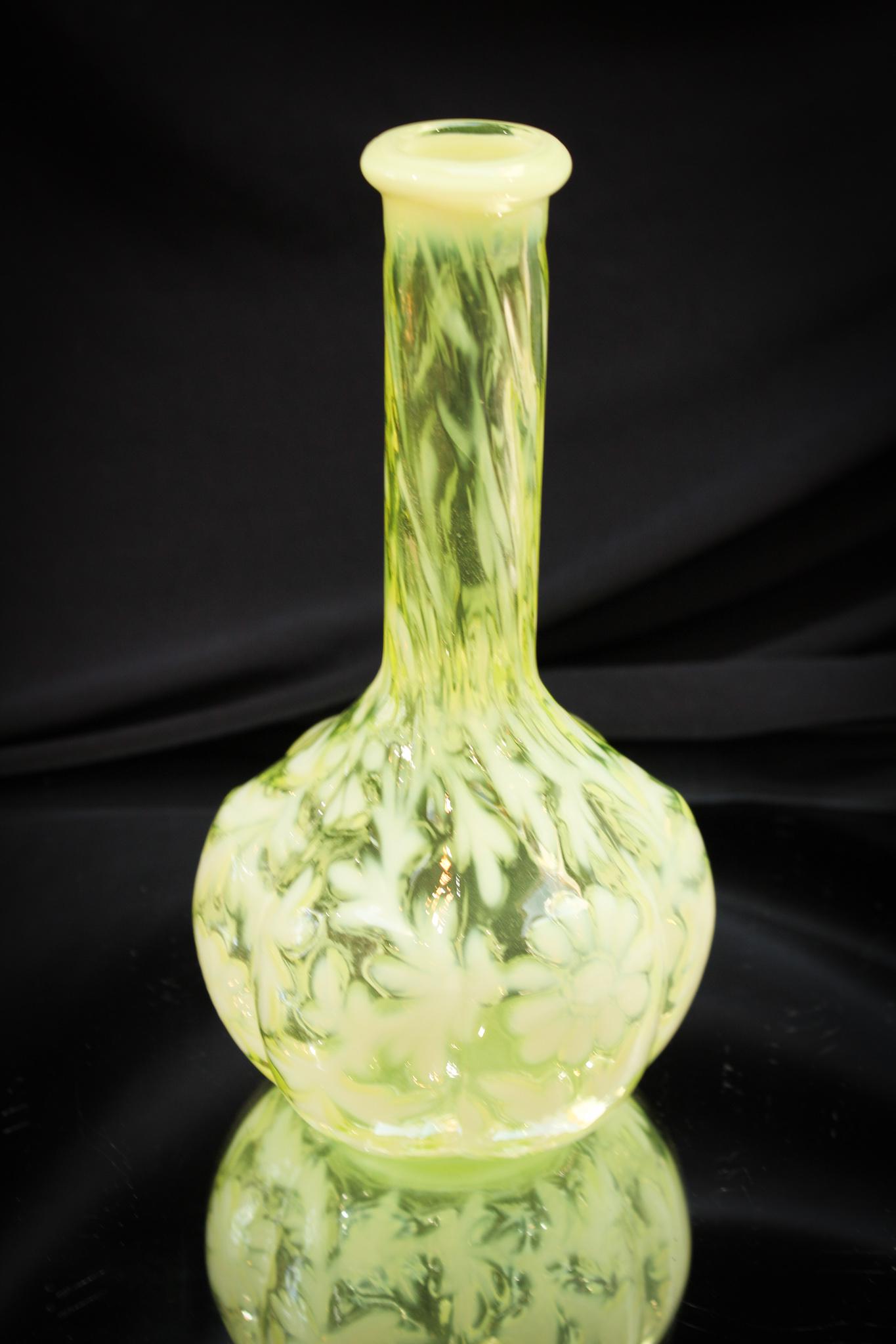 Vaseline Opalescent L. G. Wright Daisy & Fern Barber Bottle (1 of 3)