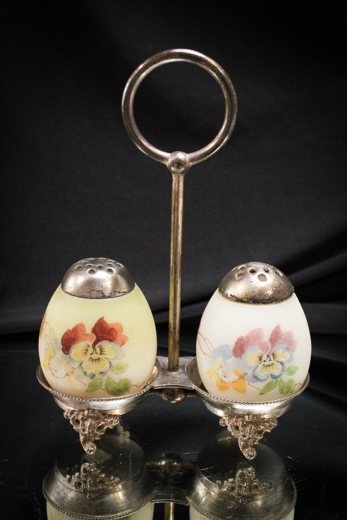 Mt. Washington egg Victorian Salt Shaker Castor (1 of 4)