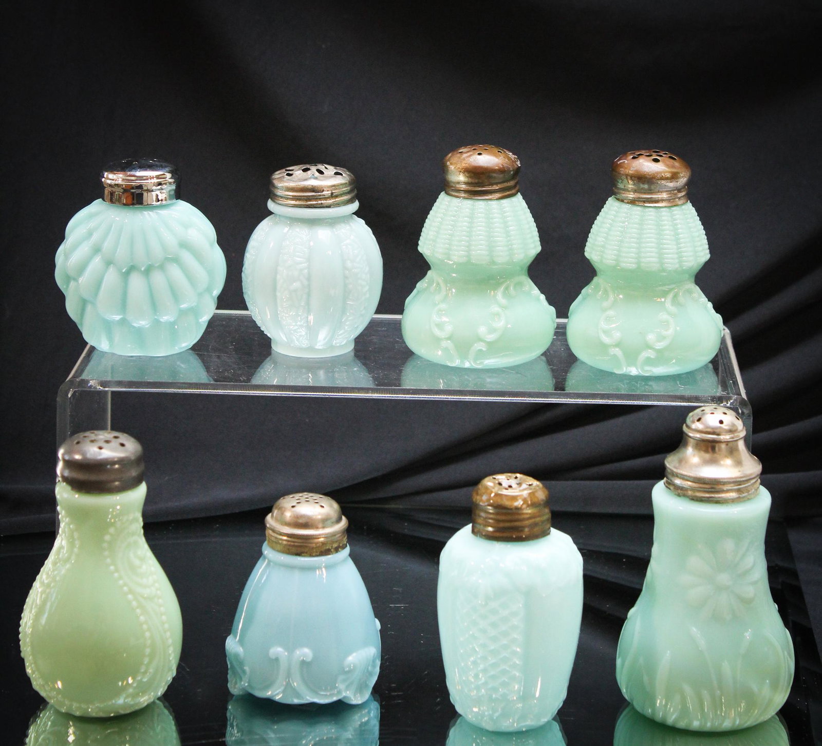 8 pc Lot Victorian Blue Green Victorian Corn & More shakers: Nothing better than corn as you know. But when you get corn & MORE, Wow! Great assorted lot of choice shakers for all you Salties out there. Bid now and bid high! Tallest measures 3" tall.