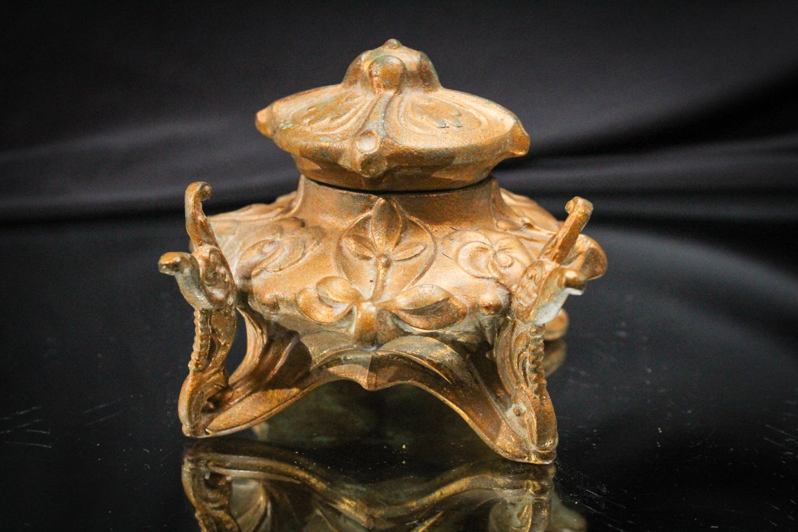 Art Nouveau Pansy dÃ©cor Antique Inkwell: Very Ornate Art Nouveau period inkwell adorned with pansies. Complete with pen holder on the front. Lovely! Measures 3" tall.