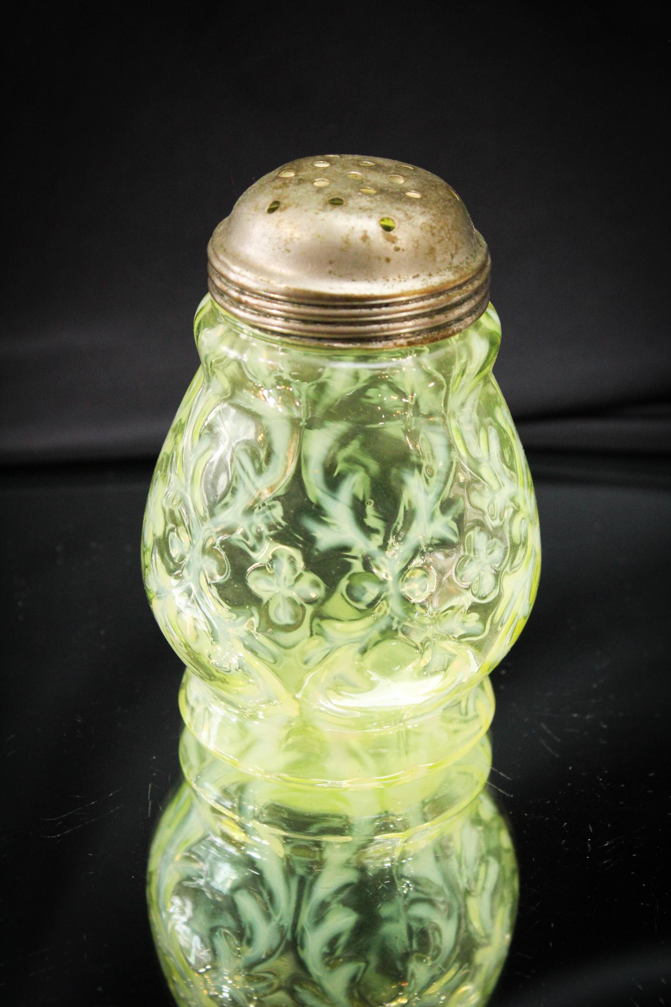 Northwood vaseline Opalescent Victorian Sugar Shaker (1 of 3)