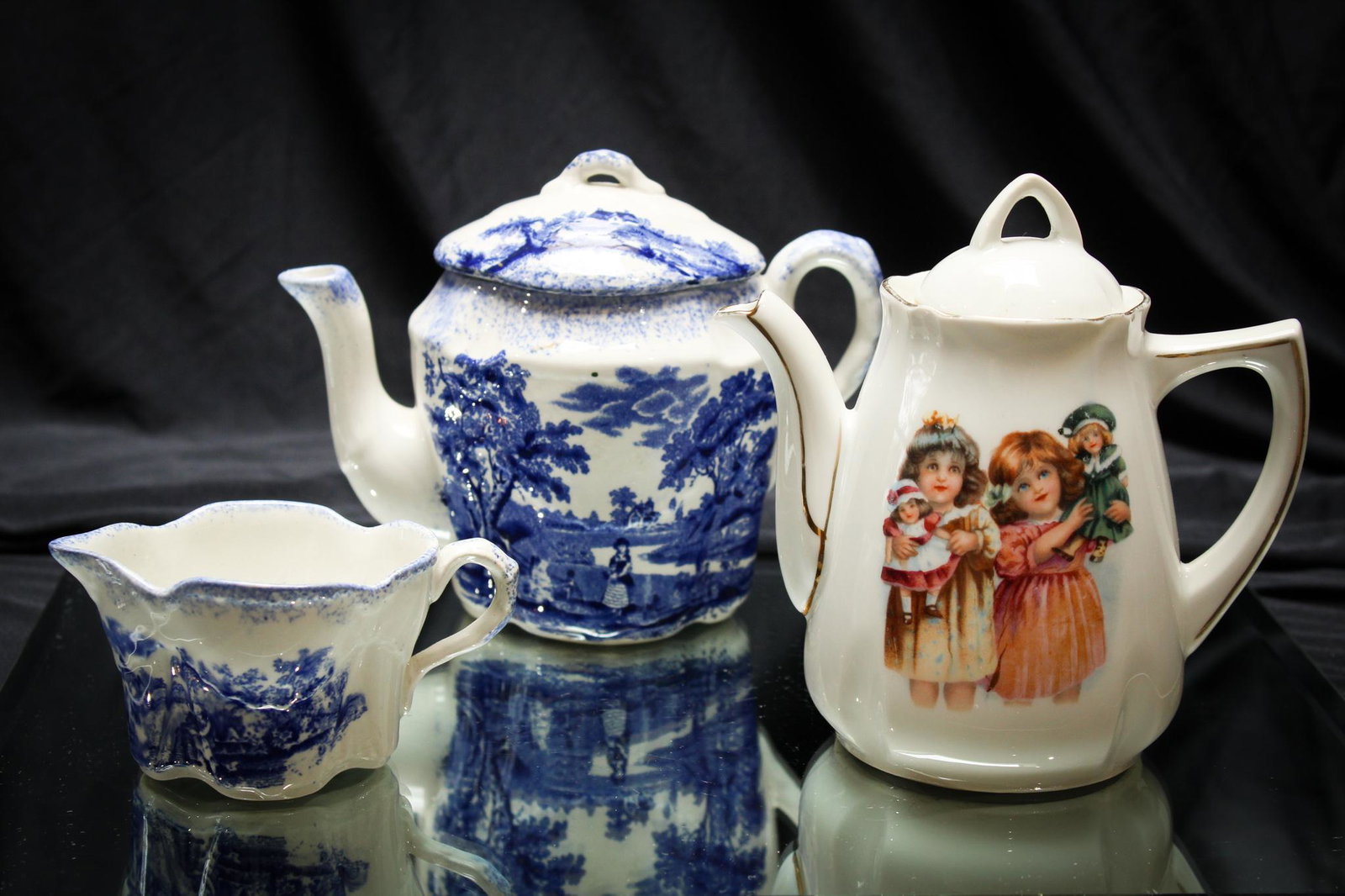 Victorian 3 pc Lot Children DÃ©cor and Flow Blue Items: Isn't this nice folks? Flow blue is in such demand, especially in children's dishes. Here we are offering a tea pot and creamer along with a children's dÃ©cor tea pot. Nice! Tallest measures 5" high