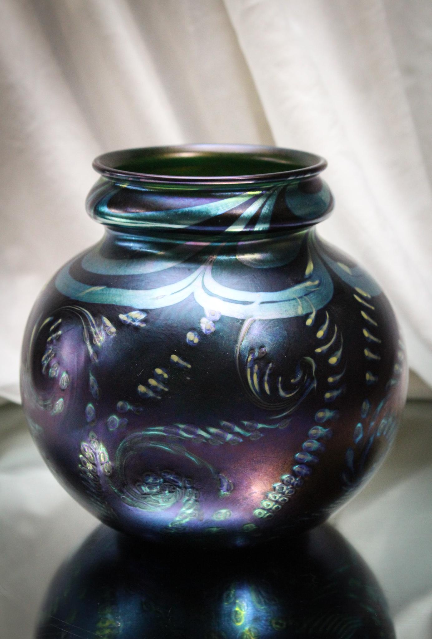 Orient & Flume Abstract Studio Glass Vase: How nice is this one folks? An Orient & Flume feather and abstract iridescent-design vase. Wonderful. Piece measures 6" tall.