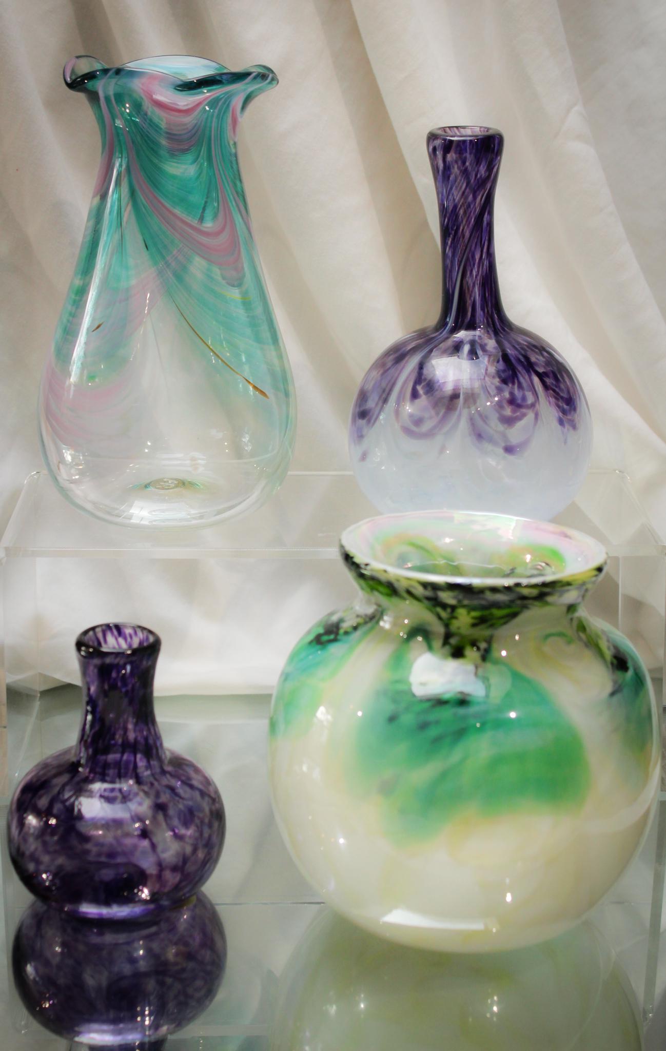 Ron Hinkle 4 pc Contemporary Studio Glass Lot: Not one, but four pieces are offered here folks! Four examples of Ron Hinkle studio glass. So nice! Tallest measures 7".
