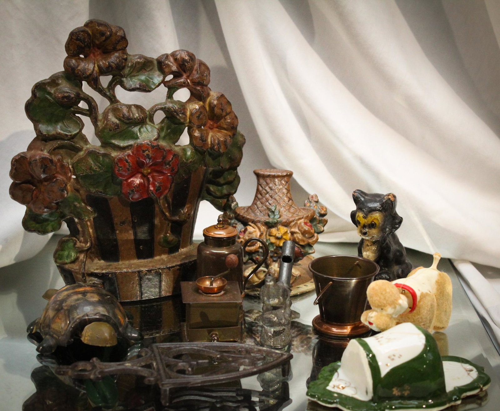 Magnum Auctions Mega Lot of 11pcs Antique Collectibles: What an array of cuties there are here folks. This Mega Lot is comprised of various items to include a Hubley cast doorstop, Holland brass miniatures, a tin turtle nodder, a Figaro figurine, and more.