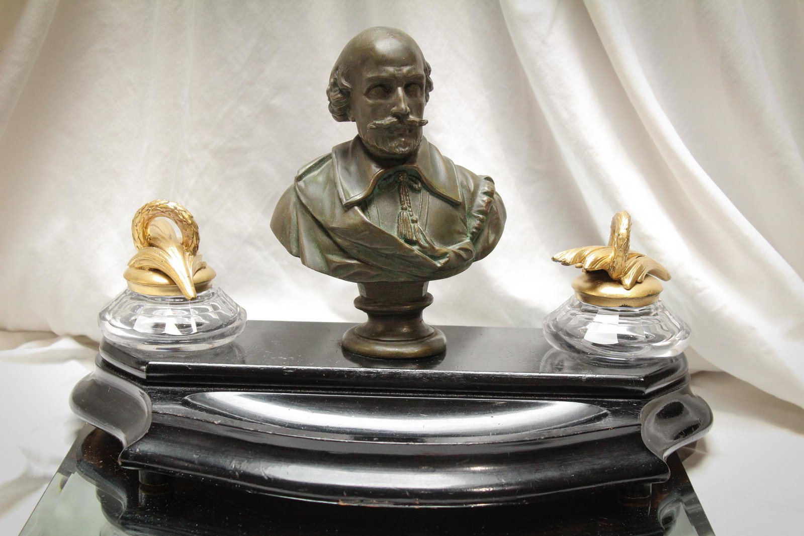 Victorian Double Inkwell Bronze Shakespeare Desk Set: What a wonderful Victorian desk set with double glass inkwells this is folks! Complete with bust of William Shakespeare. Ebonized wood base has original finish. Nice set. Measures 9" by 14".