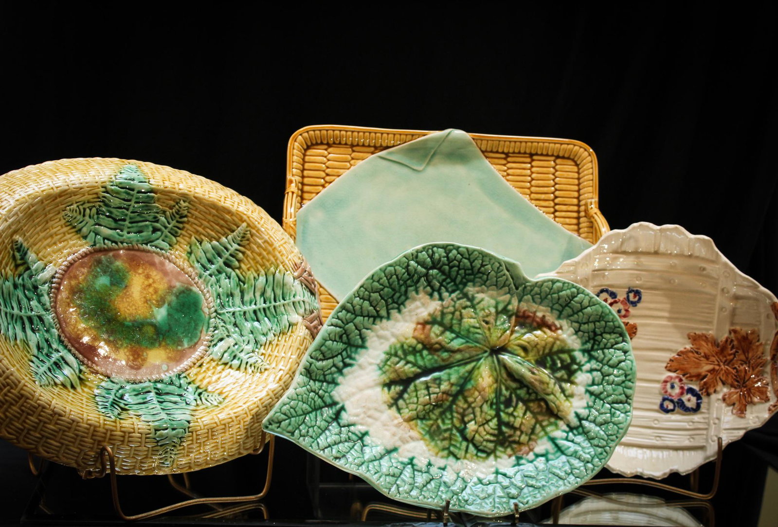 4 pc Lot Victorian English Majolica Pottery: Another fine offering folks. Here is two platters and two bowls in Victorian English majolica pottery. Nice! Largest measures 14".Do you collect this type of thing? The matching underplayed is found i