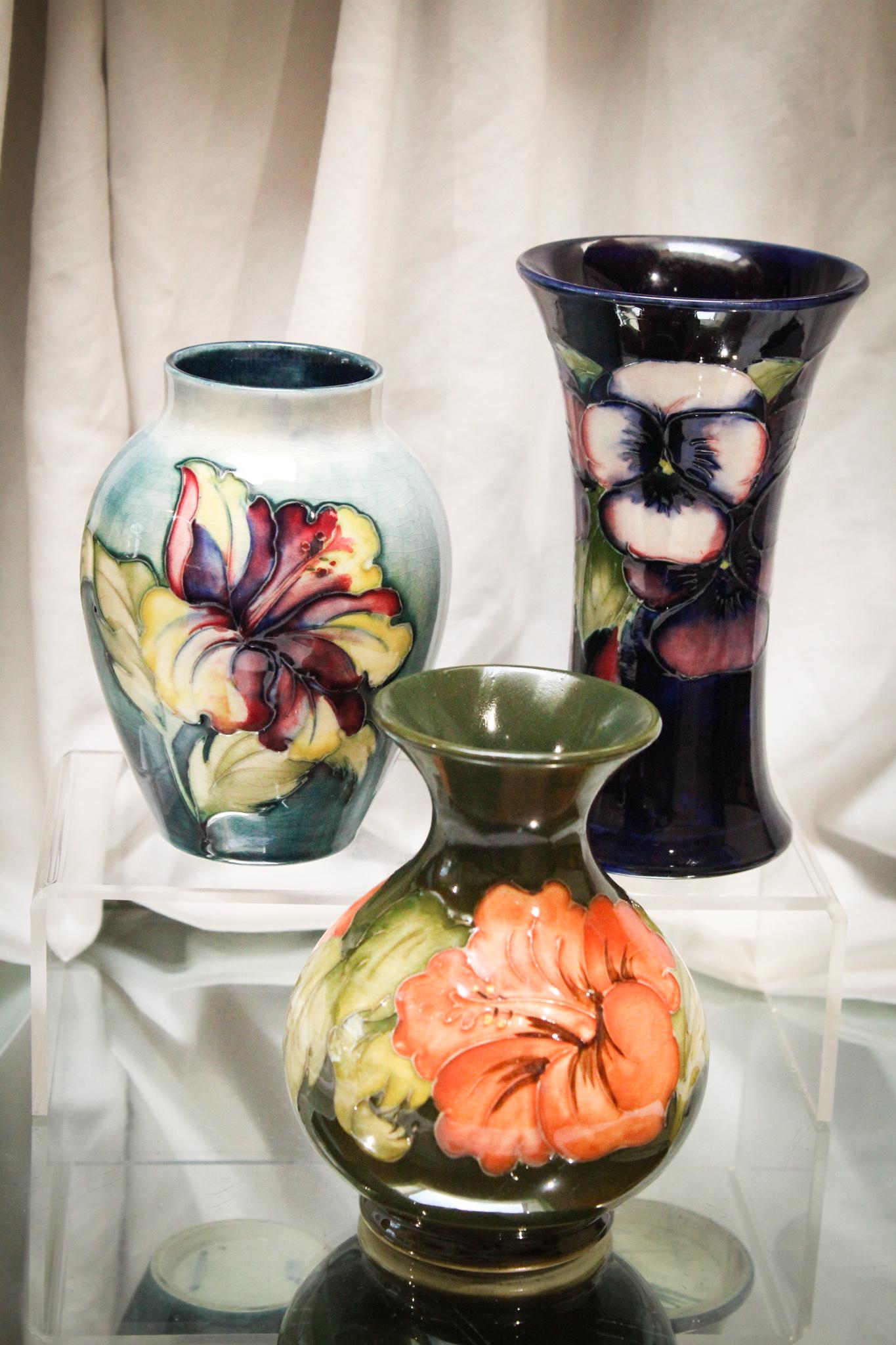 3 pc Lot Moorcroft Pottery Floral DÃ©cor Vases: Nice offering of three Moorcroft pottery floral dÃ©cor vases. One sure to please if not all. Tallest measures 6".