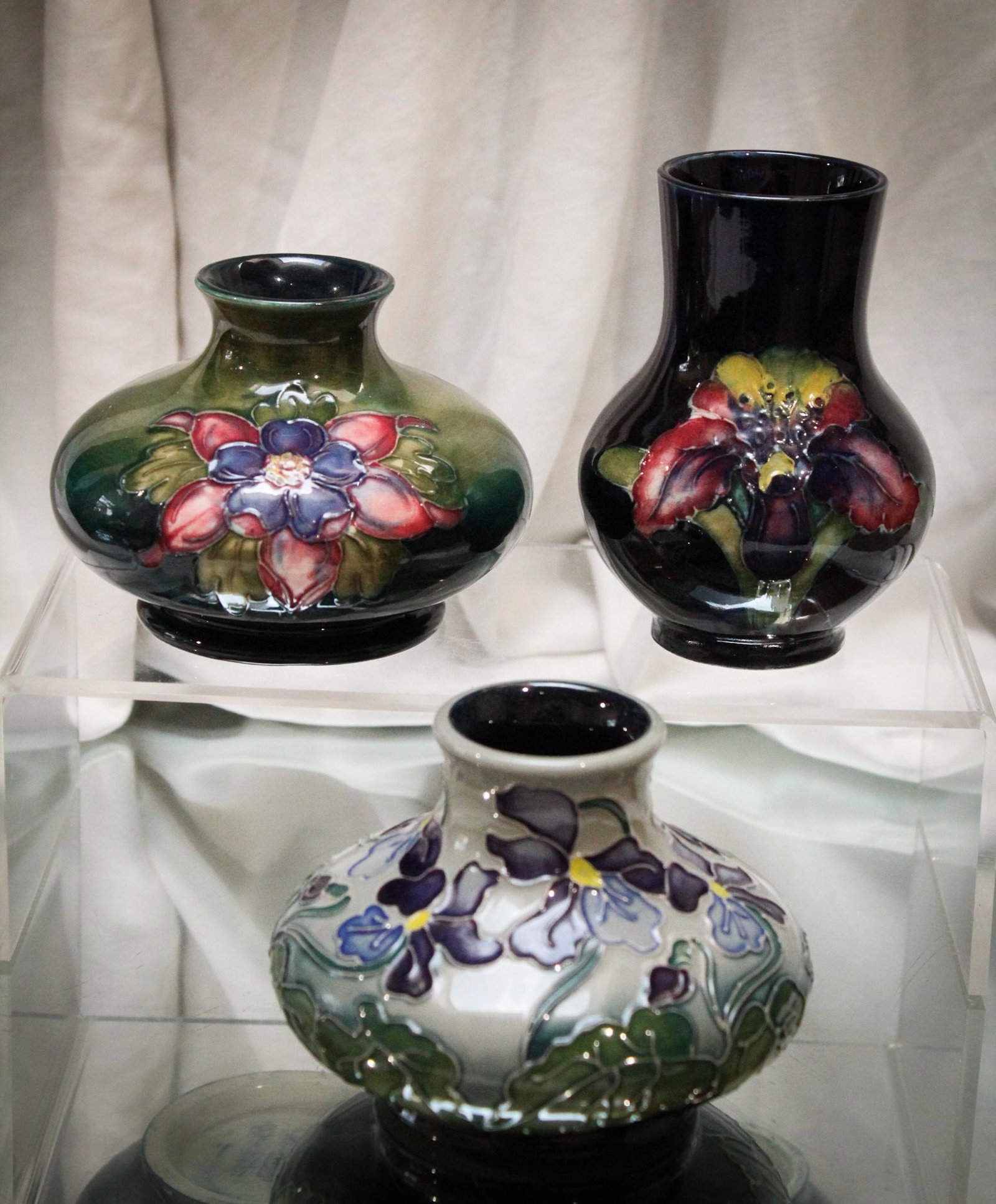 3 pc Lot Moorcroft Pottery Floral DÃ©cor Vases: Group of three Moorcroft pottery vases. Each with floral dÃ©cor. One as nice as the next. Tallest measures 4".
