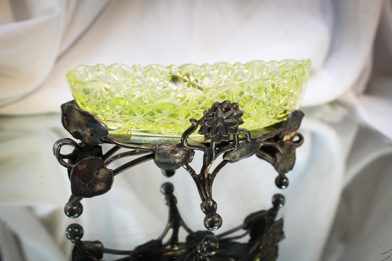 Vaseline Daisy & Button Open Salt Silverplate Toothpick Holder (1 of 9)