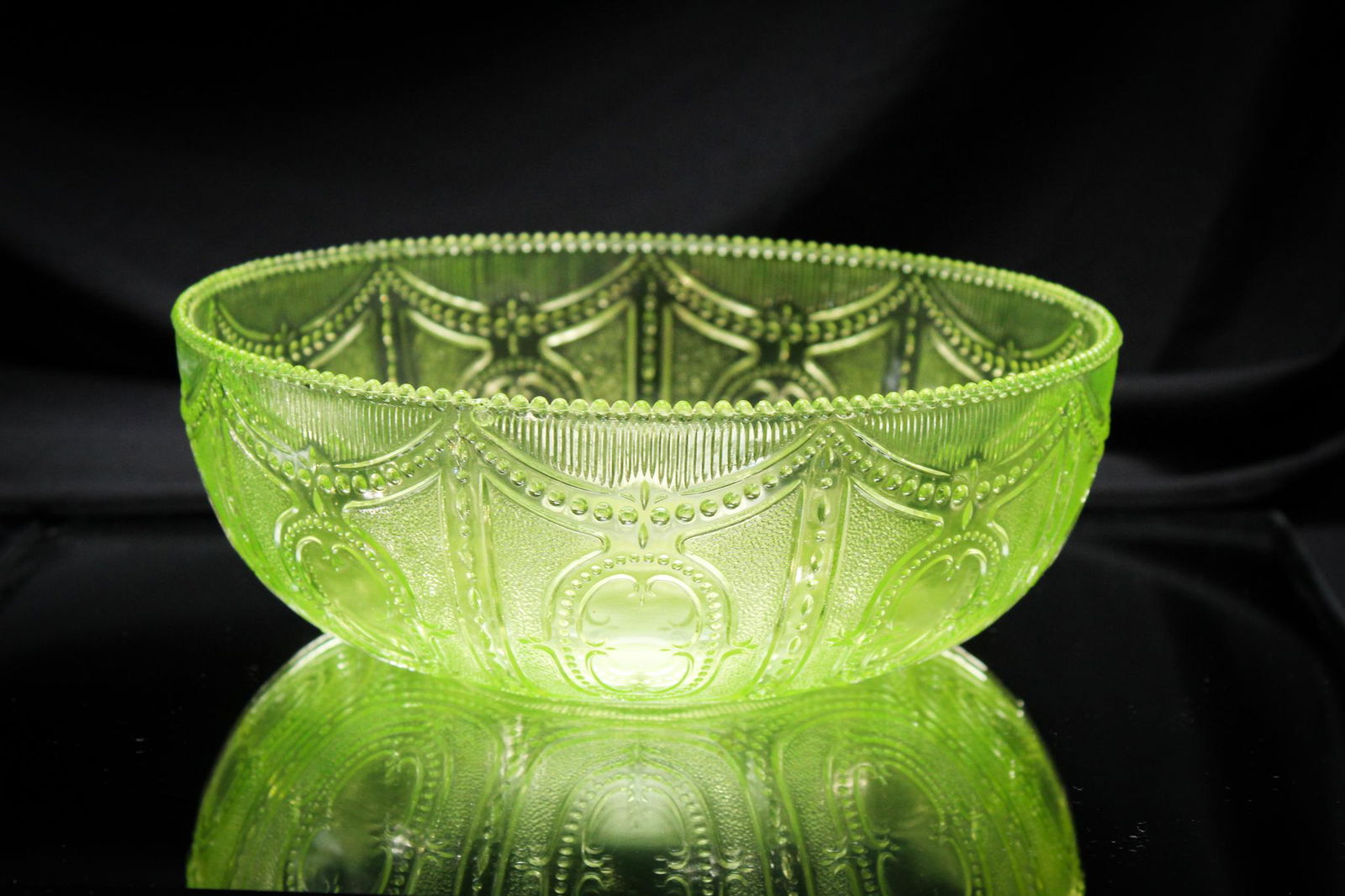 Rare Vaseline Heisey Locket on Chain Master Berry Bowl (1 of 8)