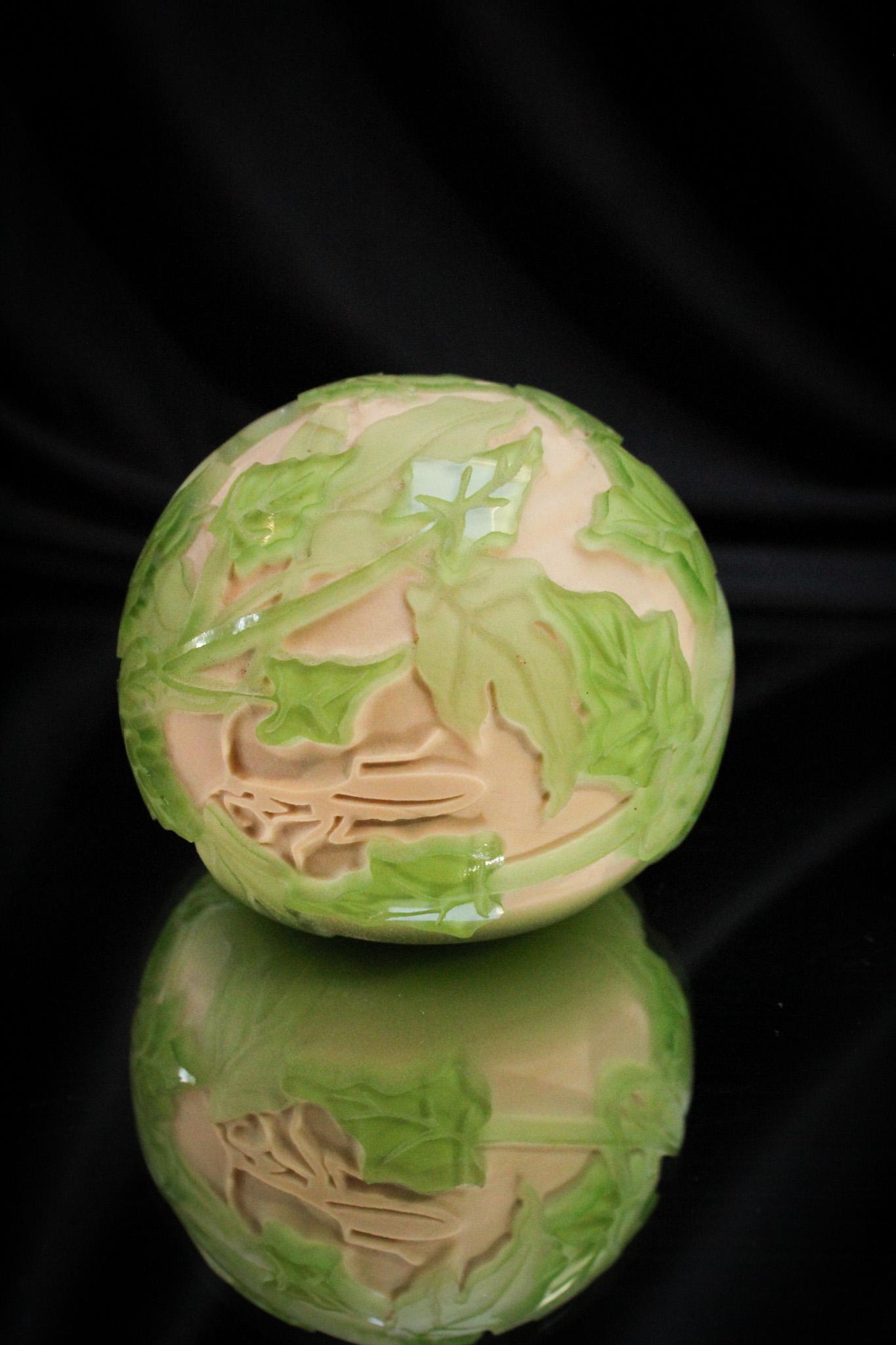 Kelsey Murphy Pilgrim Cameo Art Glass Paperweight: Incredible signed Kelsey Murphy Pilgrim Glass cameo paperweight. Incredible dÃ©cor of green ivy over flesh color ground with a praying mantis in the dÃ©cor. It is noteworthy that this is one excep