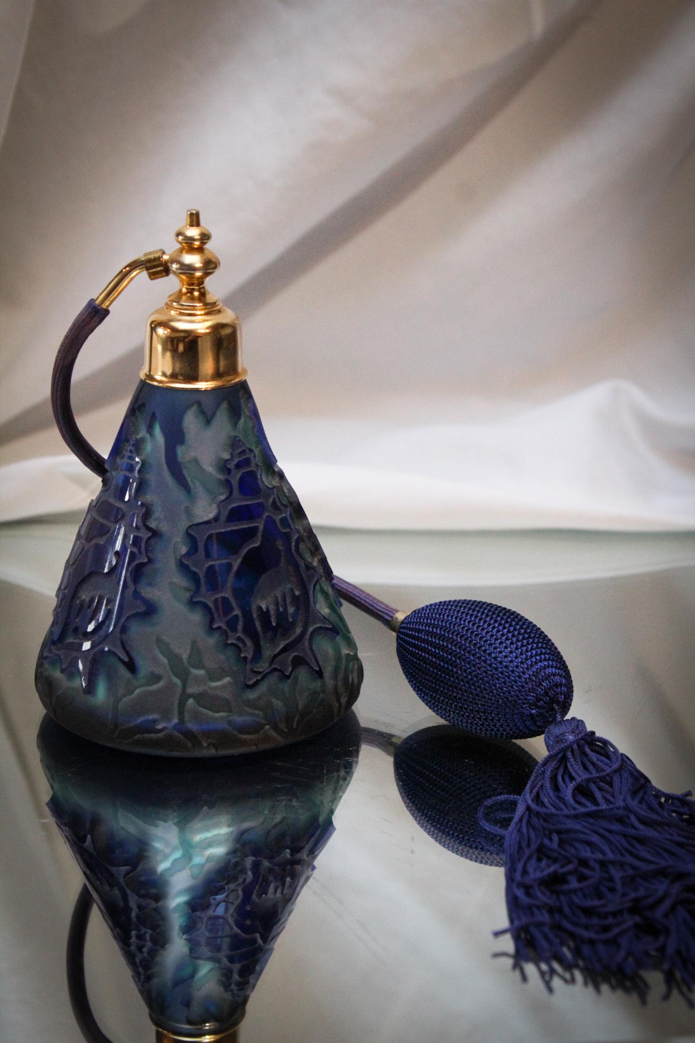 Kelsey Murphy Pilgrim Cameo Art Glass Shell Atomizer: One amazing piece of Pilgrim Cameo glass. This lovely atomizer features wonderful color and details. The best of the best here! This gem measures 5" tall.